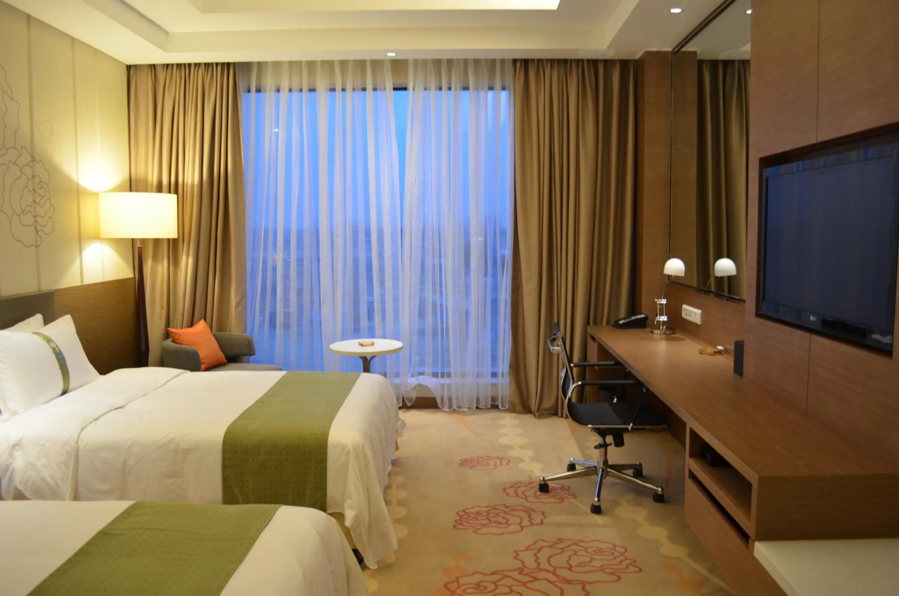 Photo of the whole room, Bed in Holiday Inn Nanyang by IHG