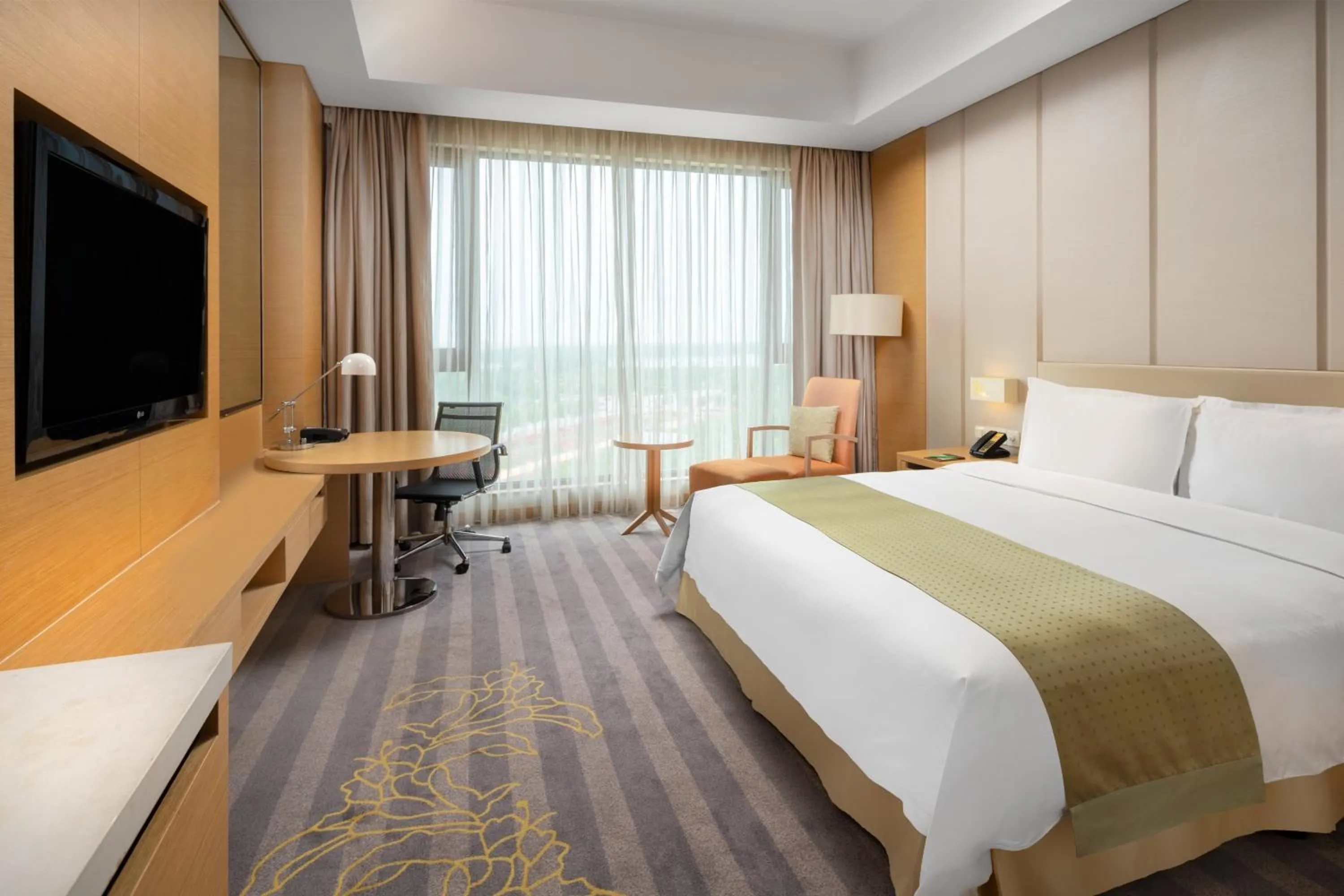 Photo of the whole room, Bed in Holiday Inn Nanyang by IHG