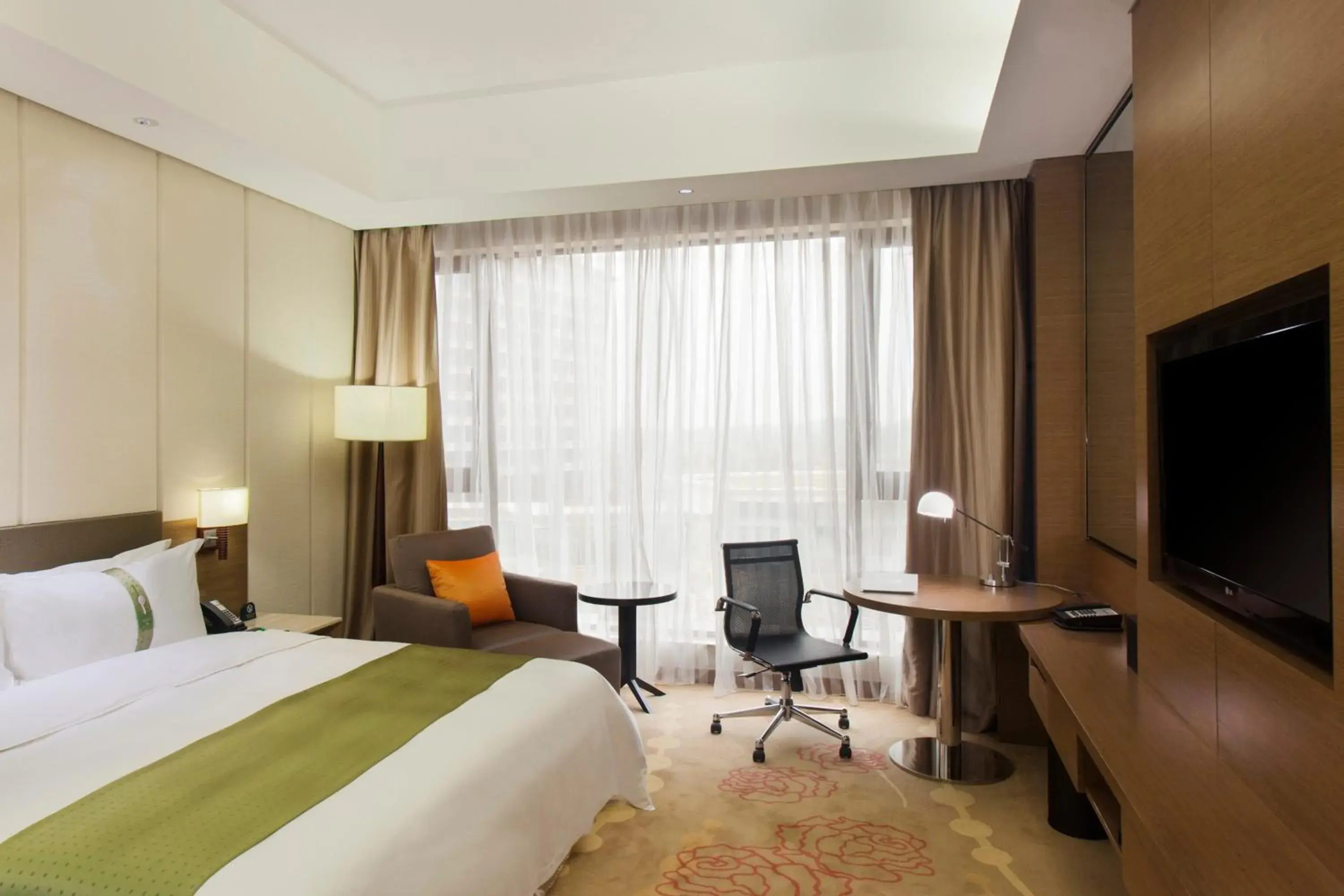 Standard King Room with Lake View in Holiday Inn Nanyang by IHG Standard King Room with Lake View in Holiday Inn Nanyang by IHG