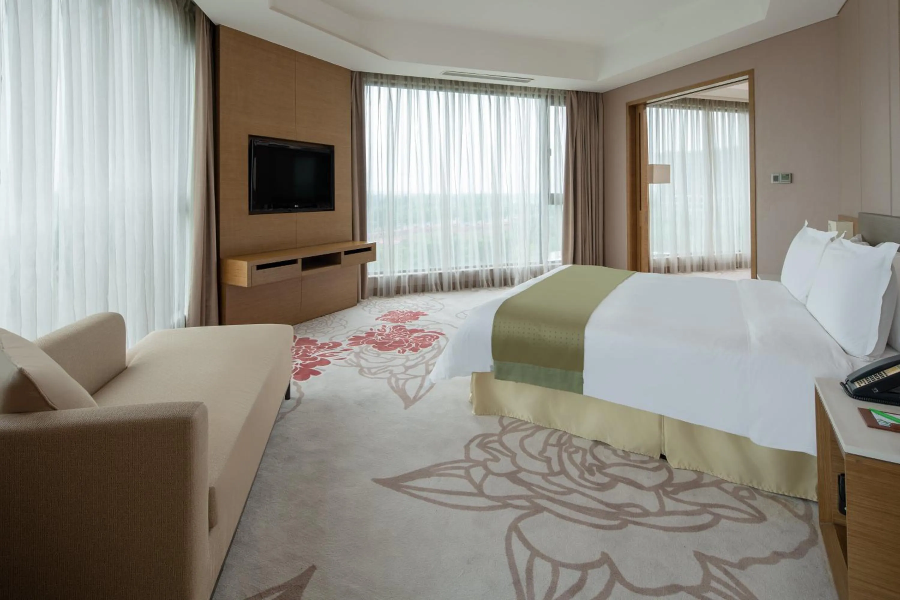 Photo of the whole room, Bed in Holiday Inn Nanyang by IHG