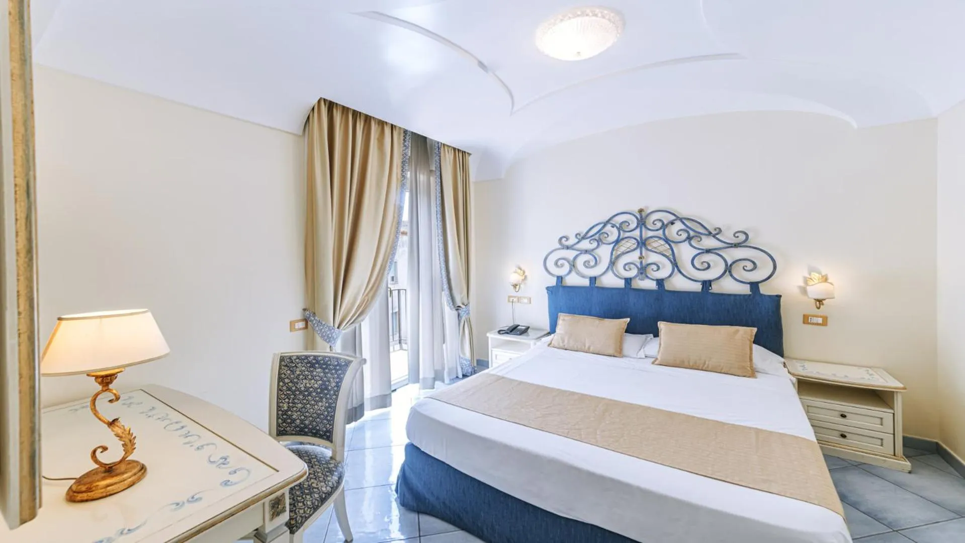 Bed in Hotel Nettuno