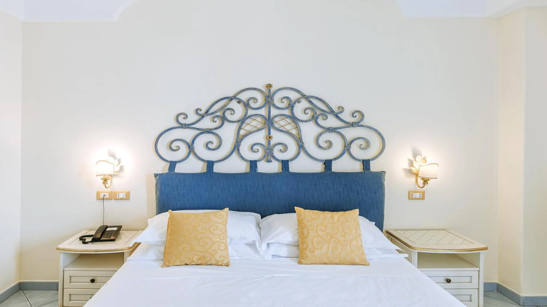 Bed in Hotel Nettuno