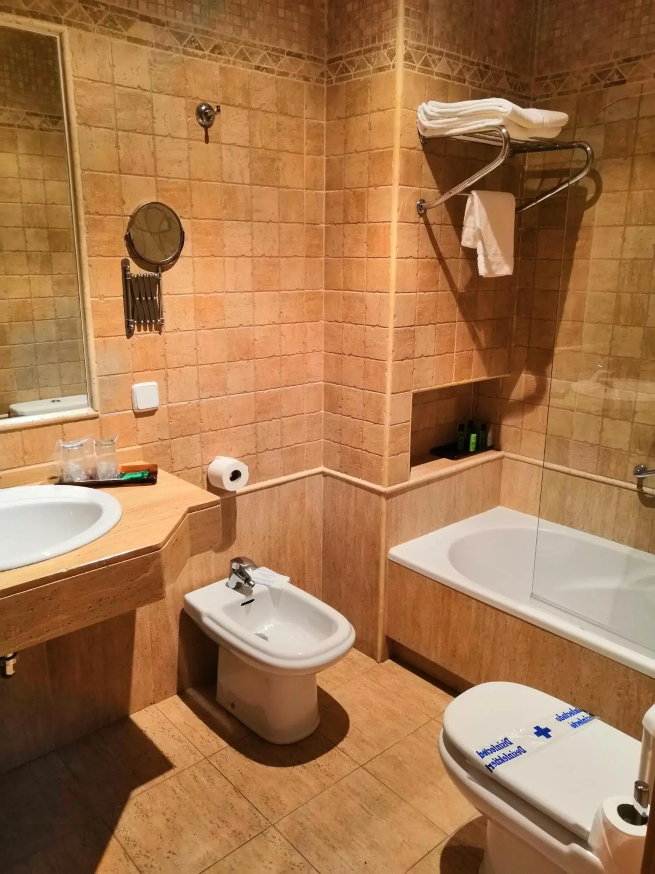 Triple Room in Hotel Marisma Sancti Petri Triple Room in Hotel Marisma Sancti Petri