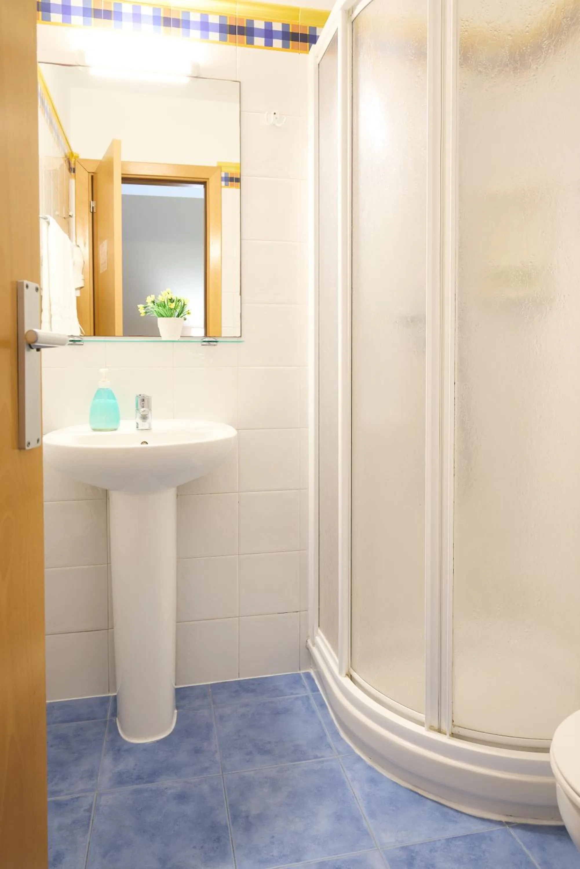 Shower in Pensión Nuevas Artes