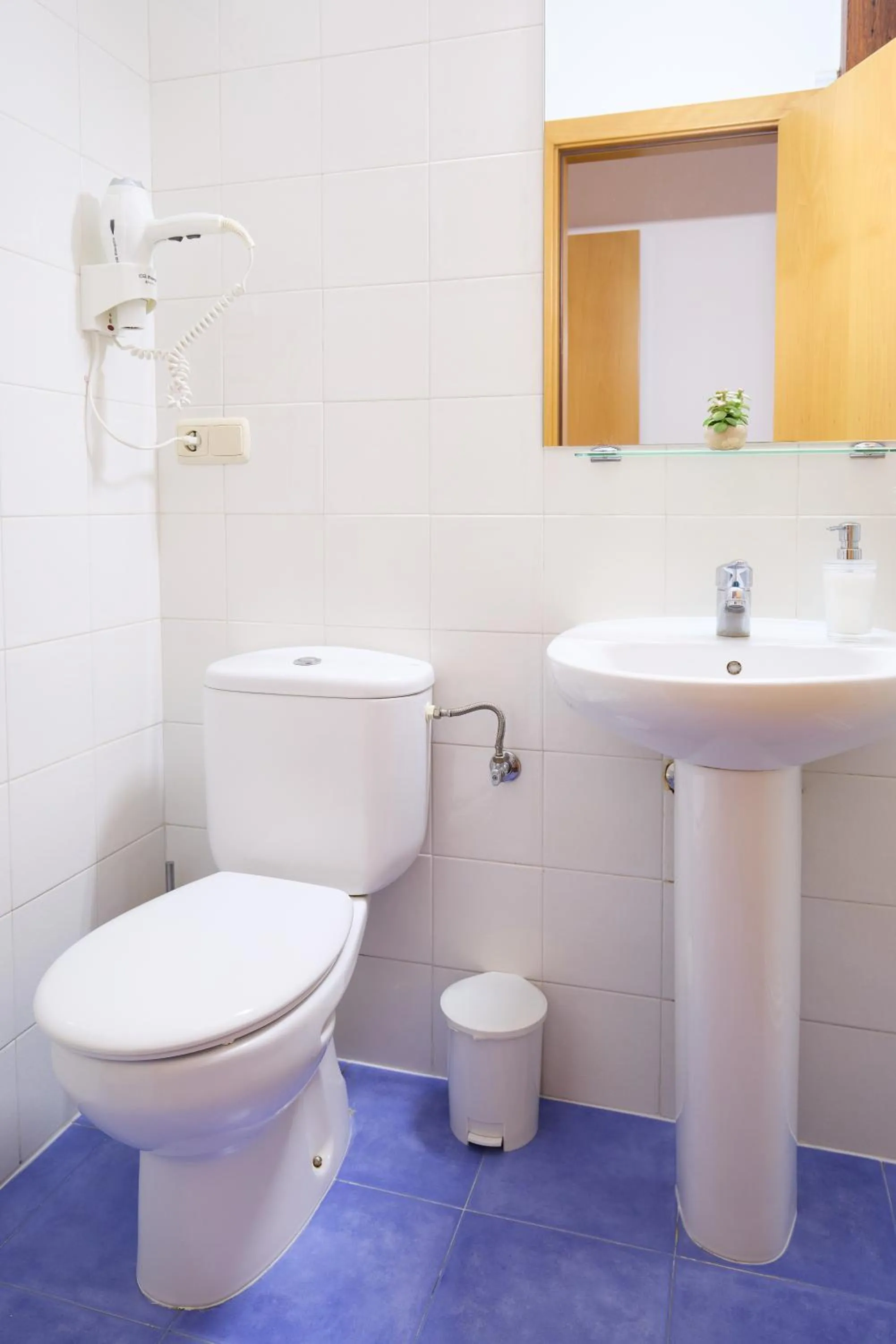 Toilet in Pensión Nuevas Artes