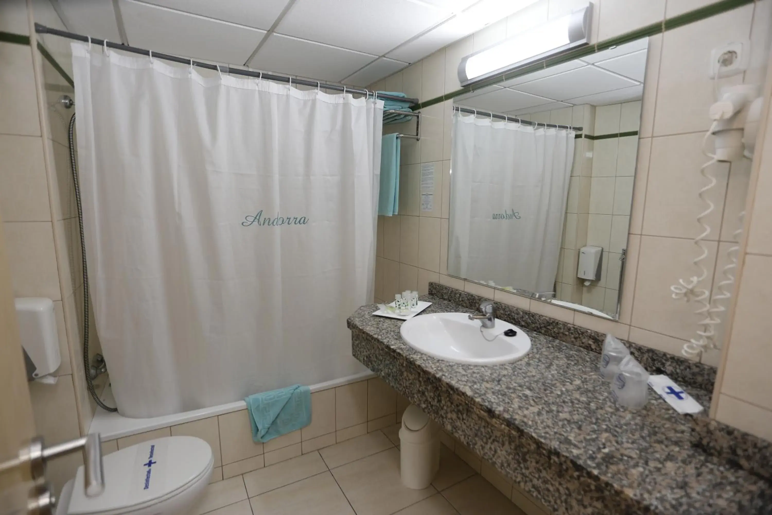 Bathroom in Hotel-Apartamentos Andorra Bathroom in Hotel-Apartamentos Andorra