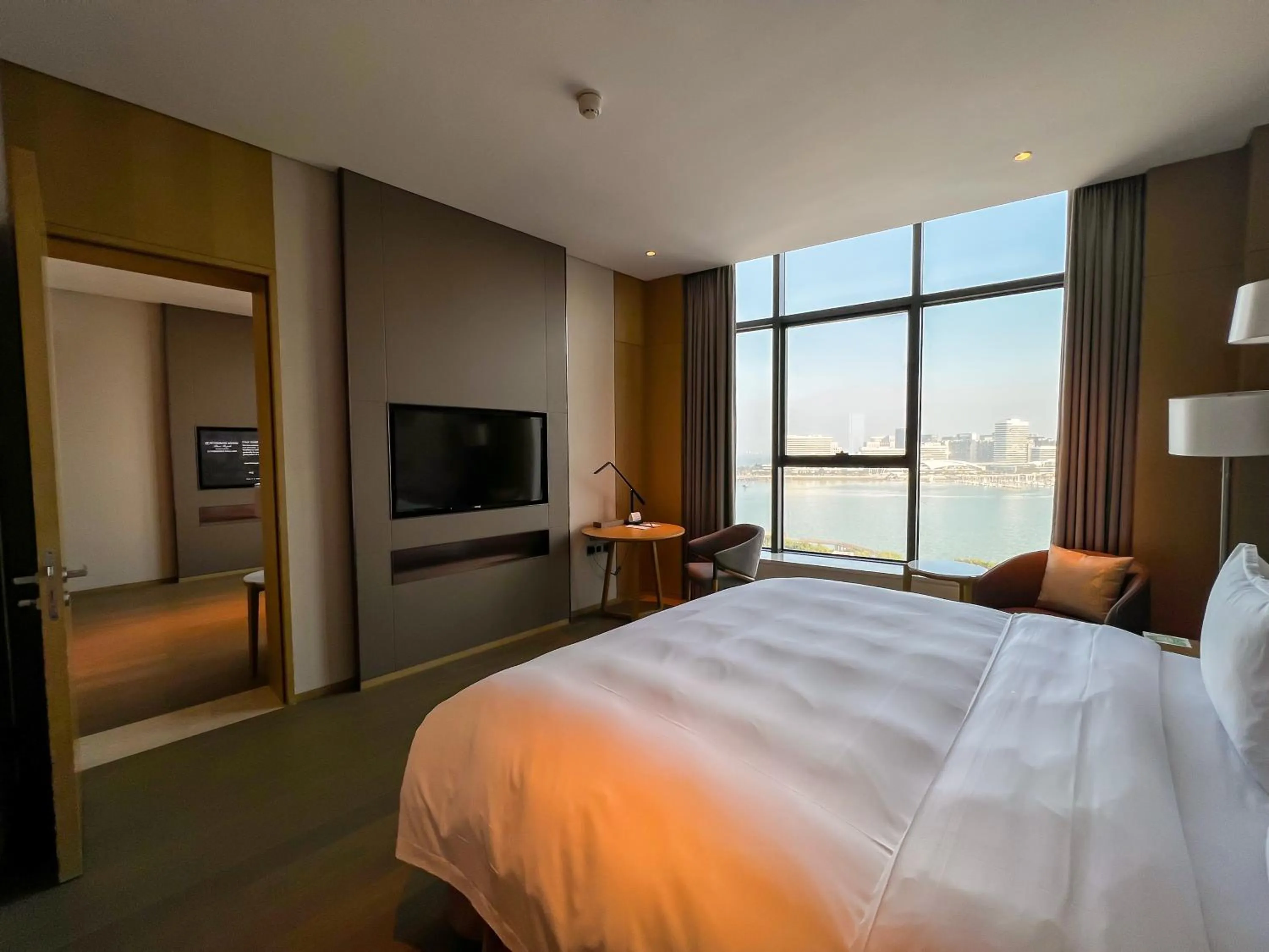 Photo of the whole room, Bed in Wyndham Grand Plaza Royale Yuzhou Xiamen Wuyuan Bay