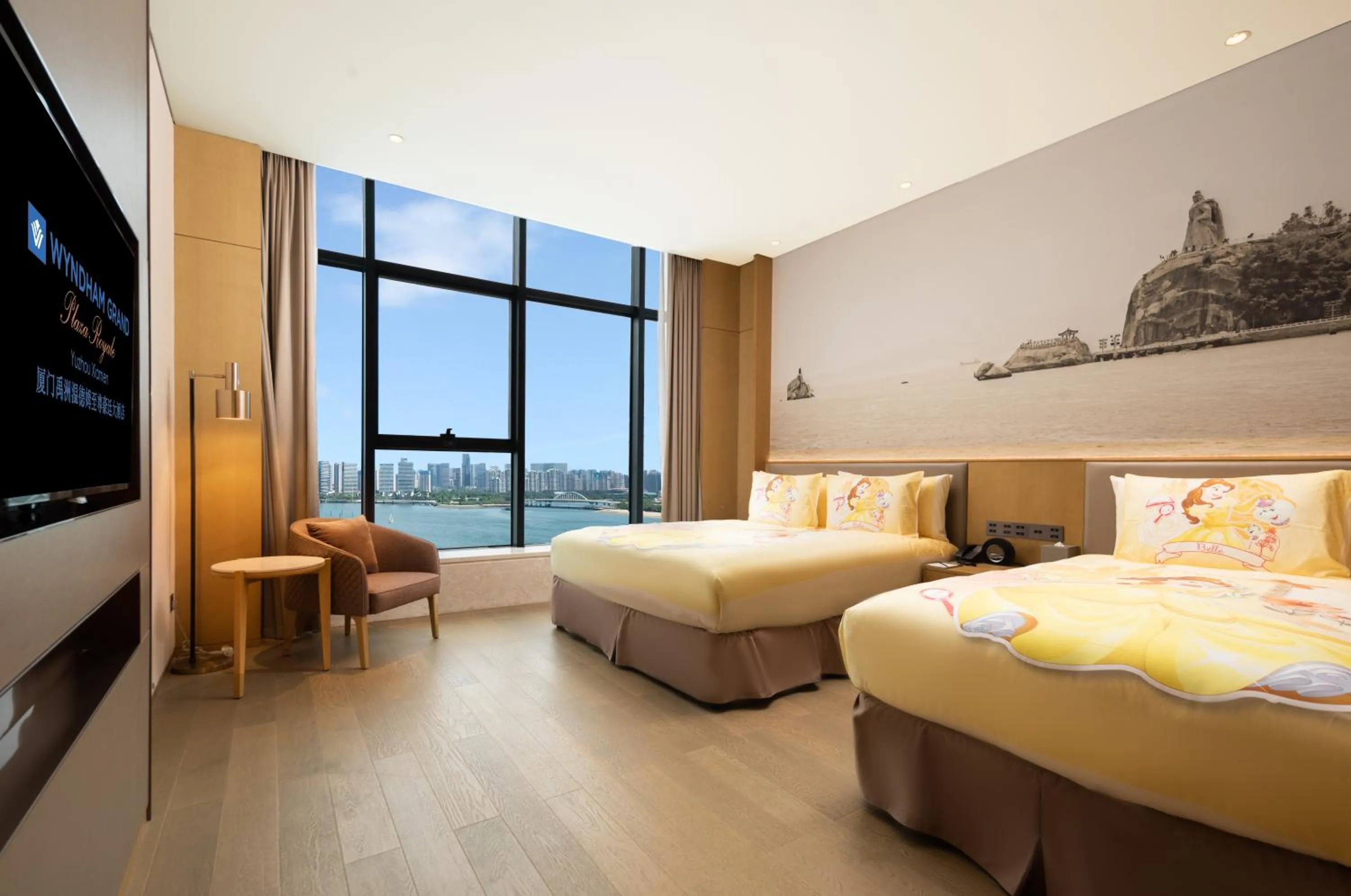 Photo of the whole room, Bed in Wyndham Grand Plaza Royale Yuzhou Xiamen Wuyuan Bay