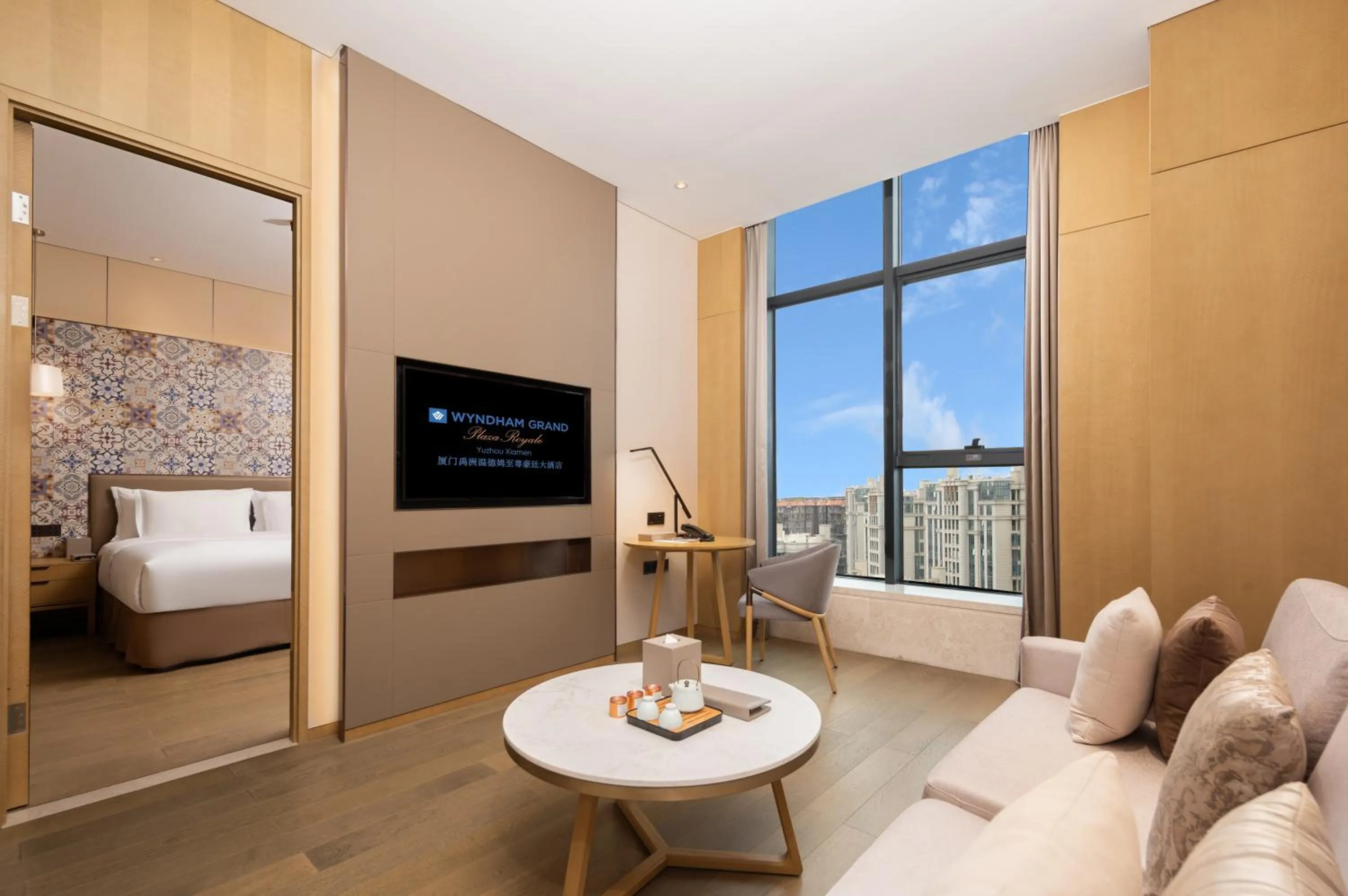 Living room, Bed in Wyndham Grand Plaza Royale Yuzhou Xiamen Wuyuan Bay