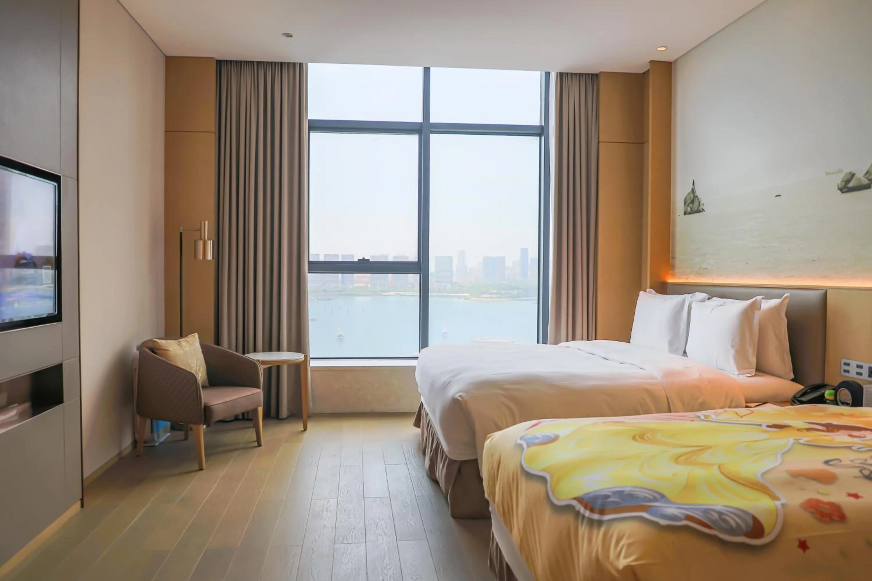 Photo of the whole room, Bed in Wyndham Grand Plaza Royale Yuzhou Xiamen Wuyuan Bay