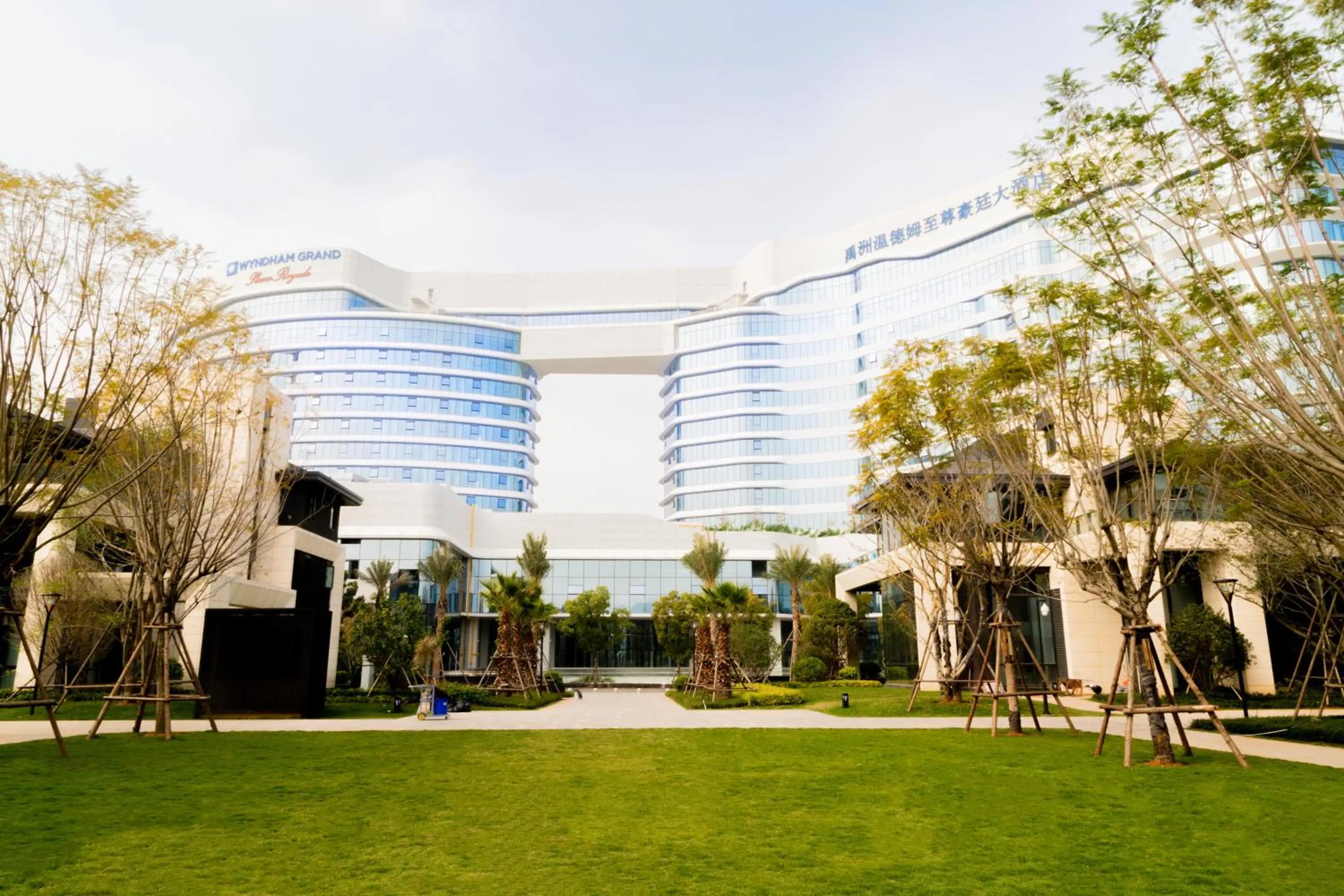 Facade/entrance in Wyndham Grand Plaza Royale Yuzhou Xiamen Wuyuan Bay