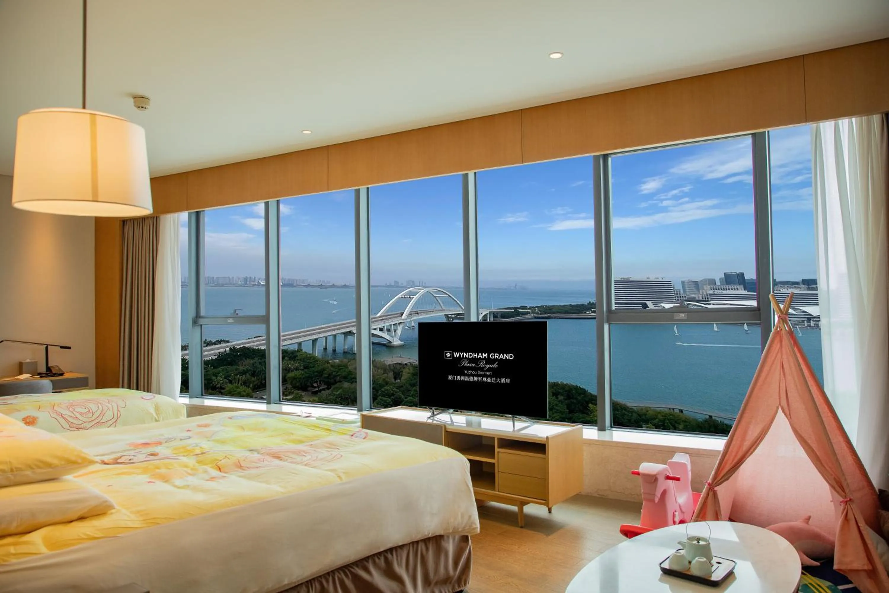 Photo of the whole room, Bed in Wyndham Grand Plaza Royale Yuzhou Xiamen Wuyuan Bay