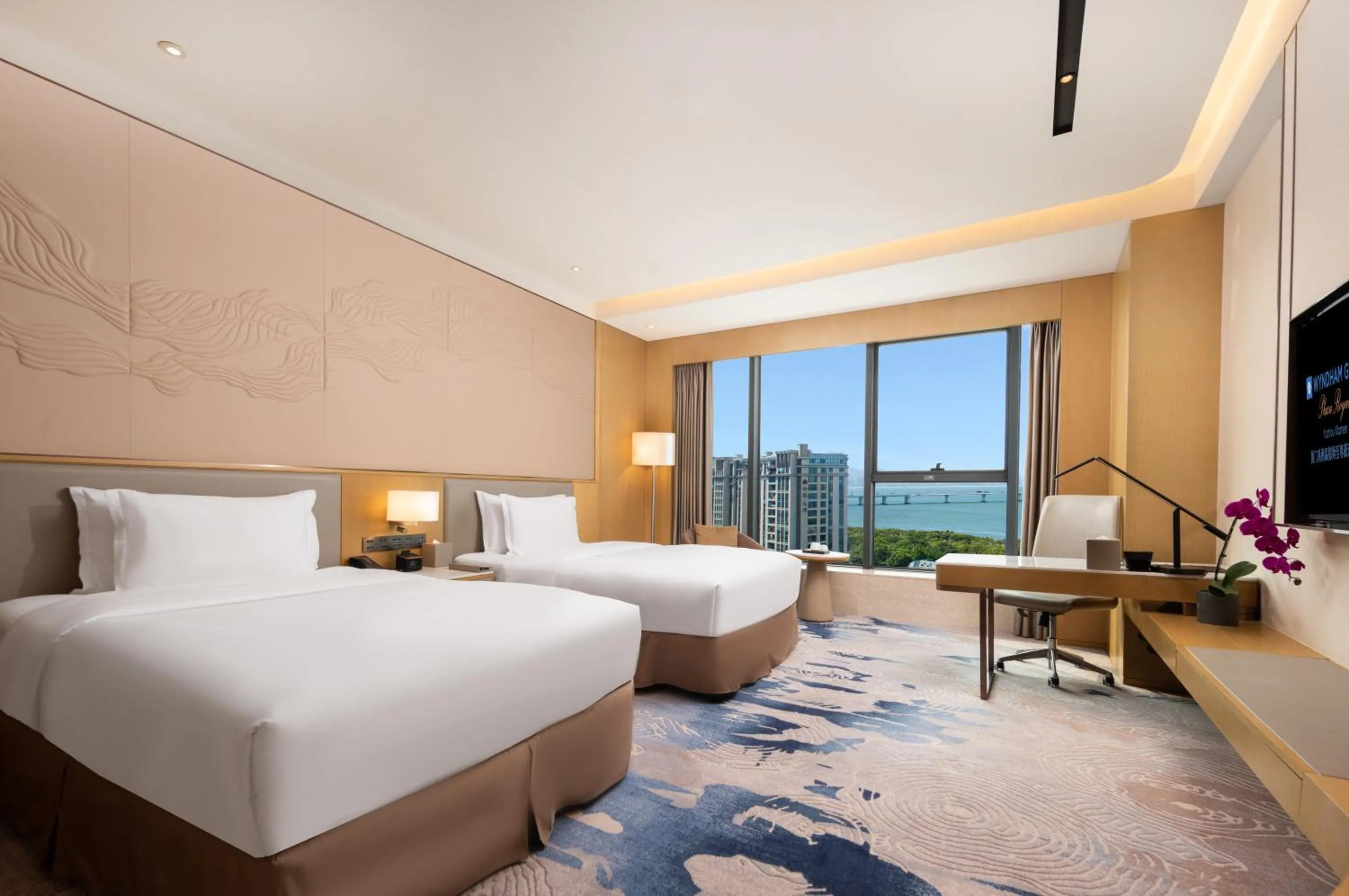 Photo of the whole room, Bed in Wyndham Grand Plaza Royale Yuzhou Xiamen Wuyuan Bay