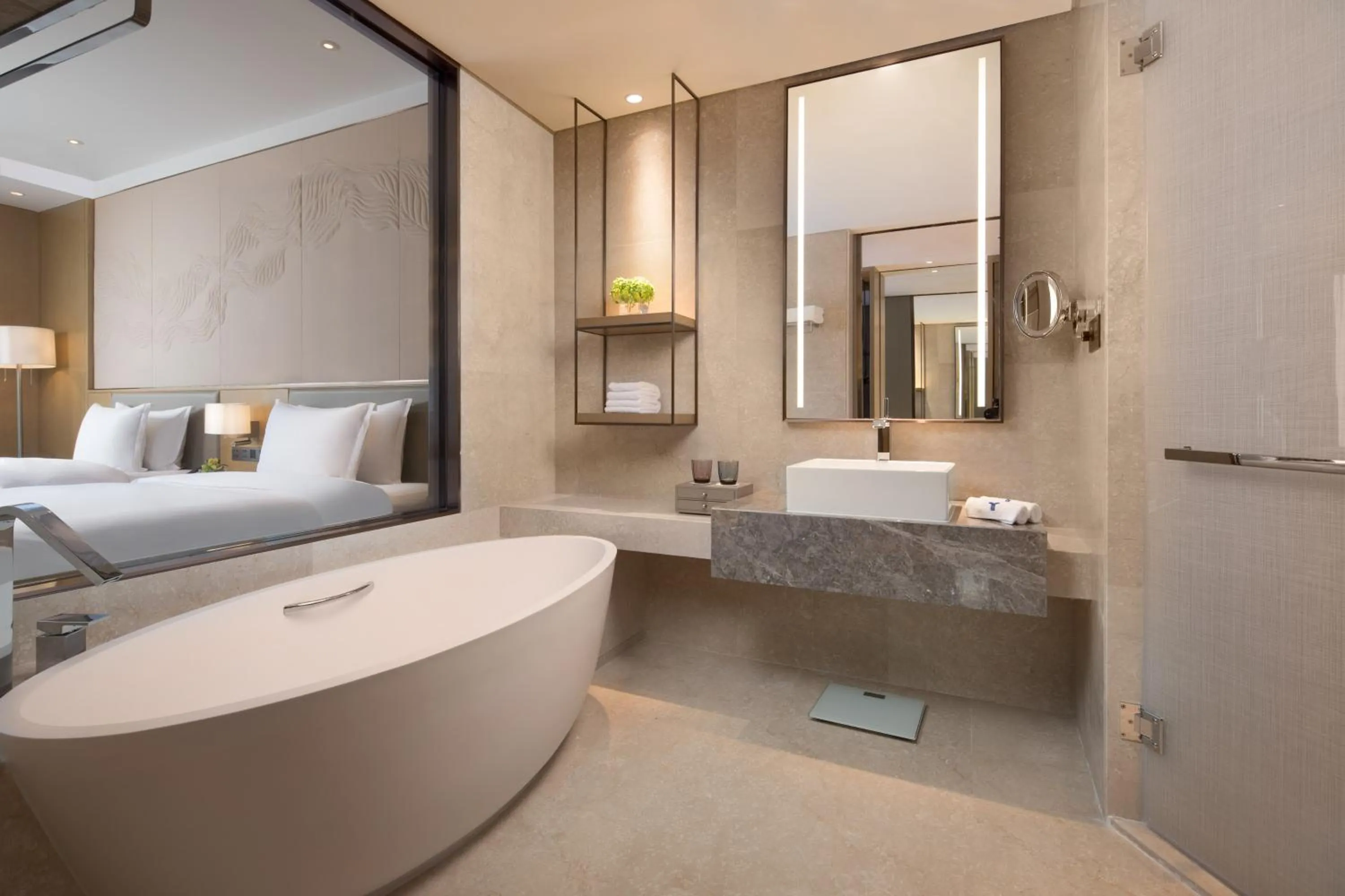 Toilet, Bed in Wyndham Grand Plaza Royale Yuzhou Xiamen Wuyuan Bay