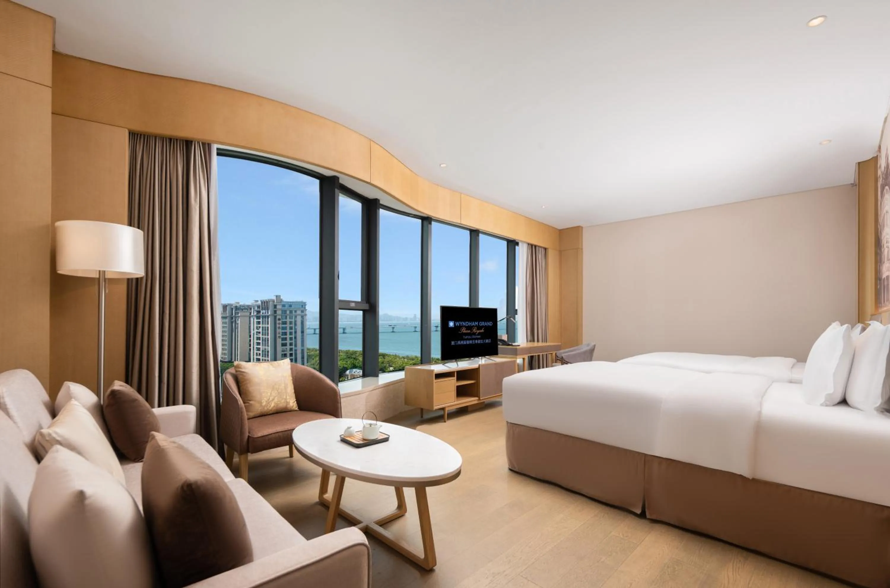 Photo of the whole room, Bed in Wyndham Grand Plaza Royale Yuzhou Xiamen Wuyuan Bay