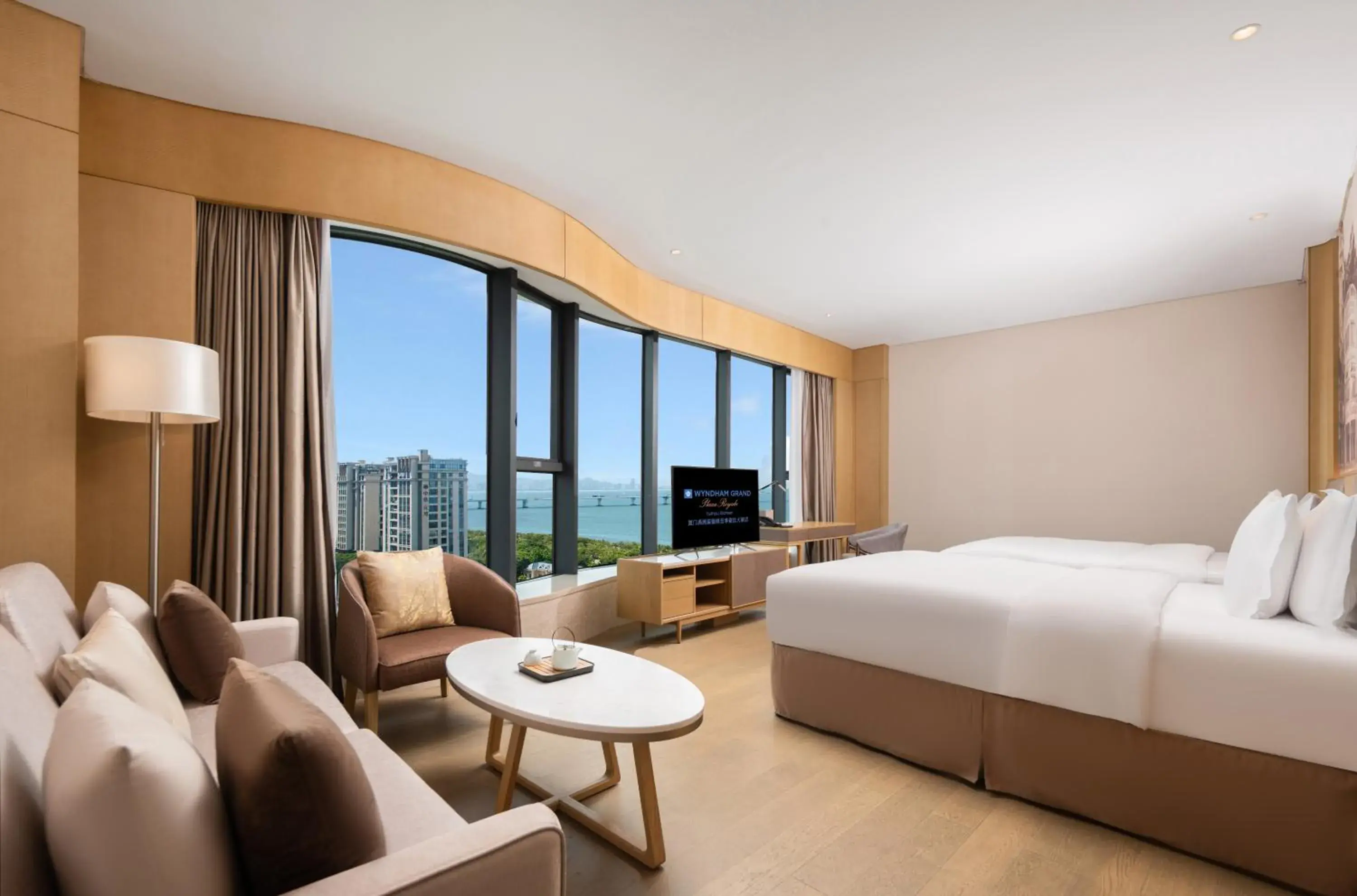 Photo of the whole room, Bed in Wyndham Grand Plaza Royale Yuzhou Xiamen Wuyuan Bay Photo of the whole room, Bed in Wyndham Grand Plaza Royale Yuzhou Xiamen Wuyuan Bay