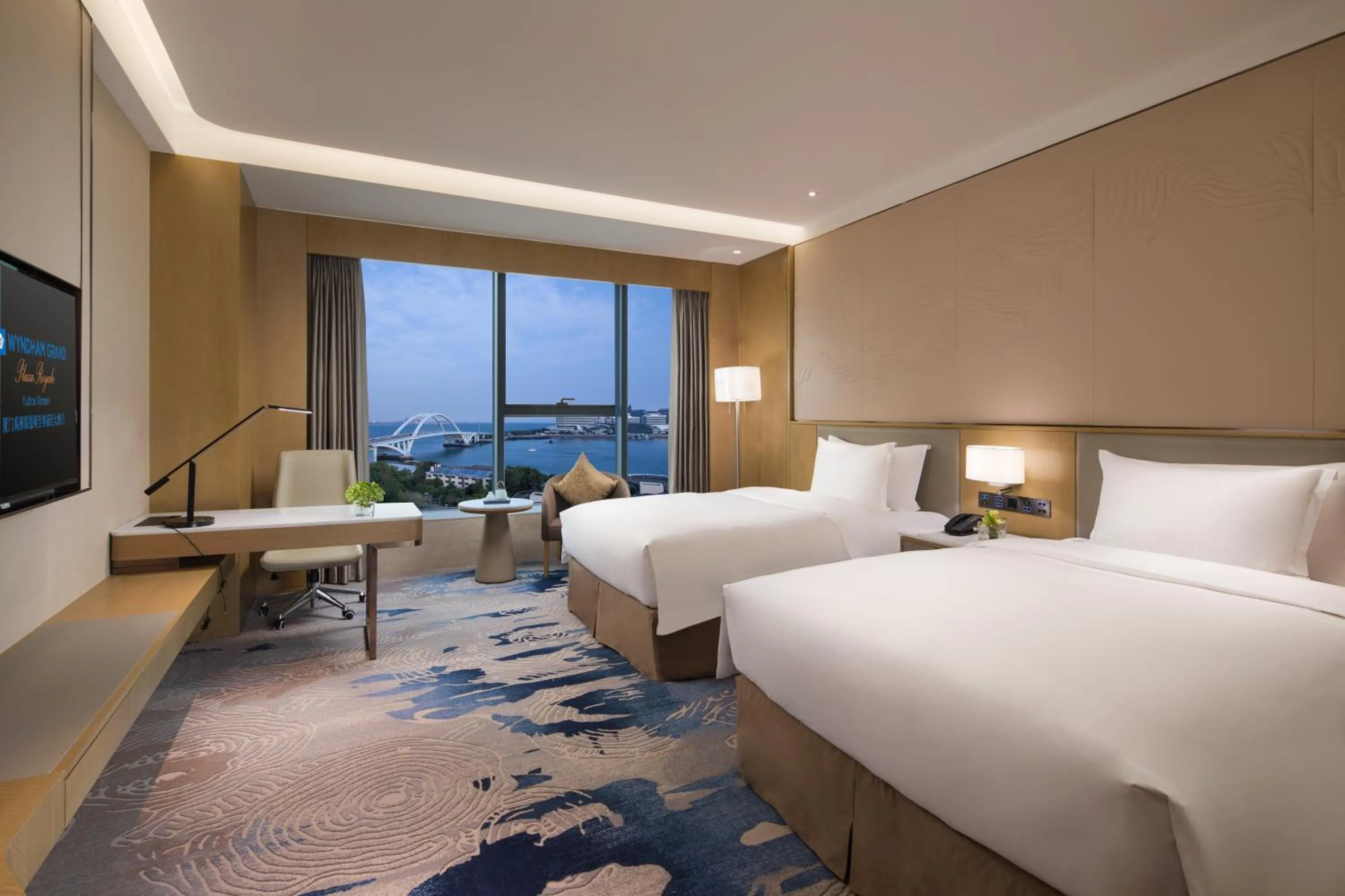 Sea view, Bed in Wyndham Grand Plaza Royale Yuzhou Xiamen Wuyuan Bay