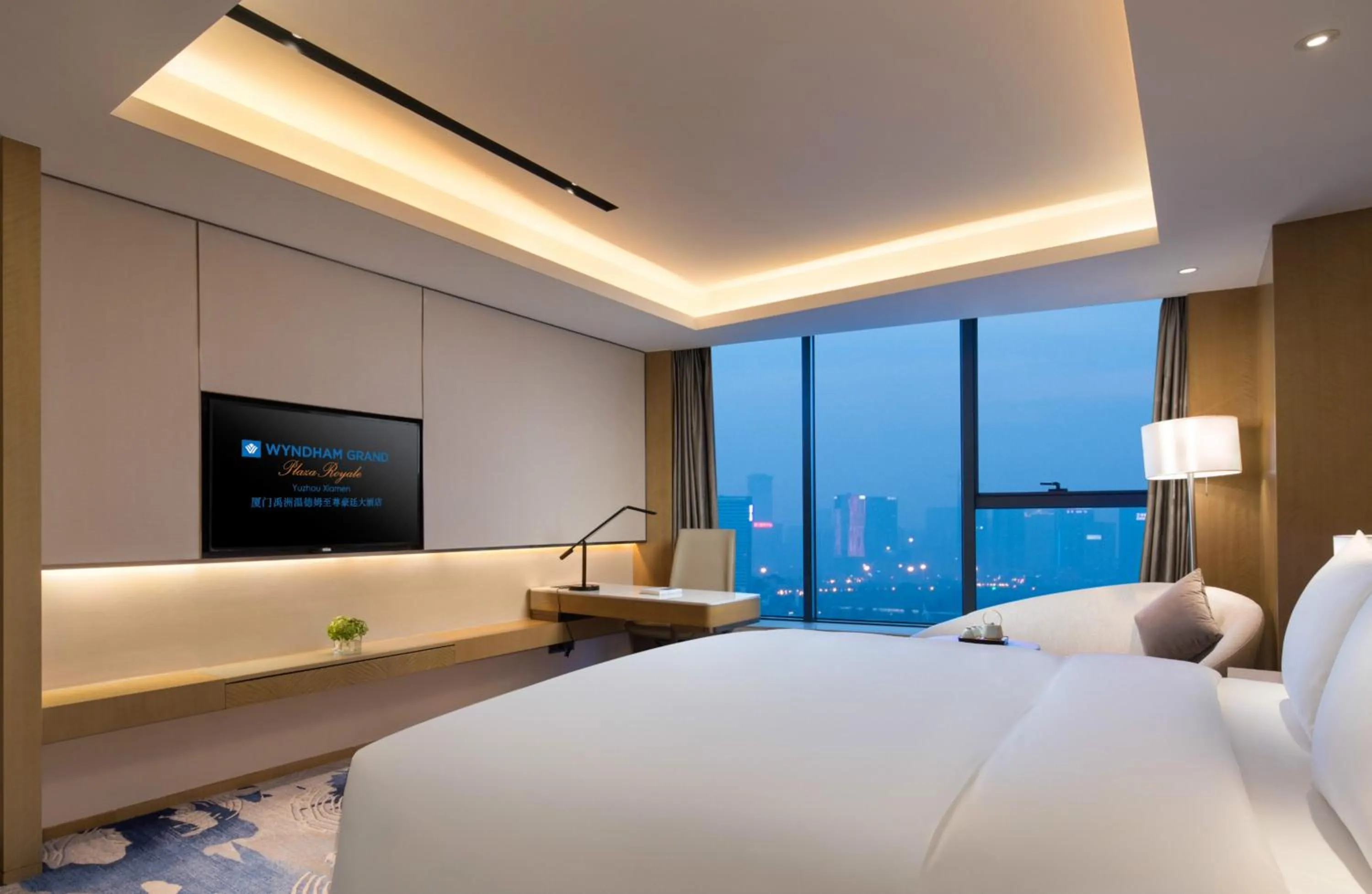 Bed in Wyndham Grand Plaza Royale Yuzhou Xiamen Wuyuan Bay