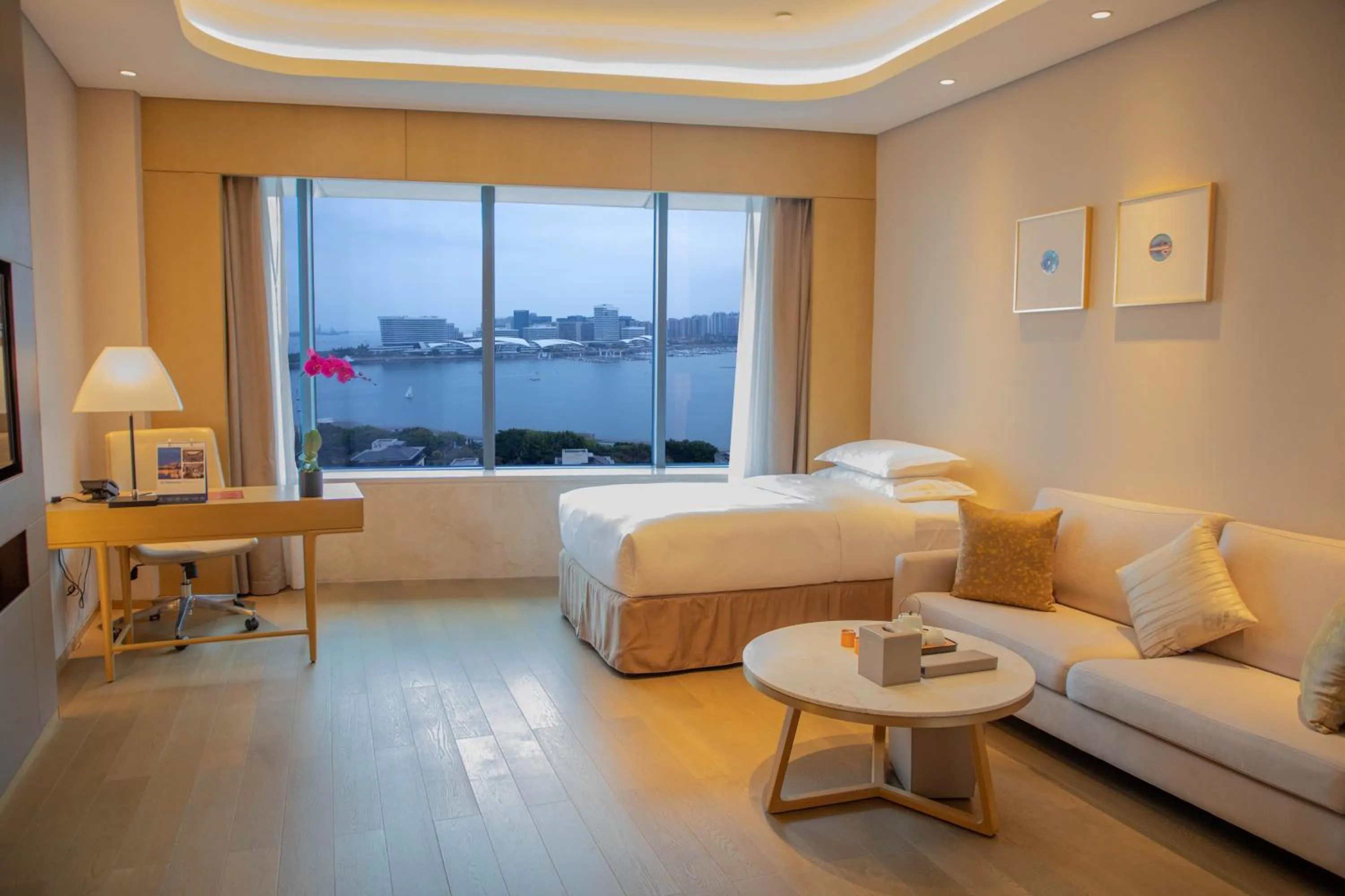 Photo of the whole room, Bed in Wyndham Grand Plaza Royale Yuzhou Xiamen Wuyuan Bay