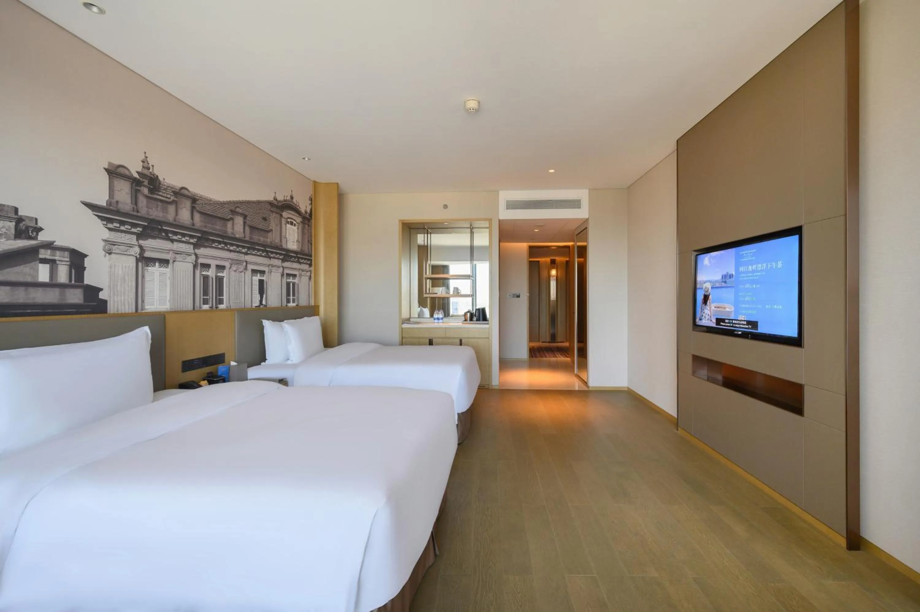 Photo of the whole room, Bed in Wyndham Grand Plaza Royale Yuzhou Xiamen Wuyuan Bay