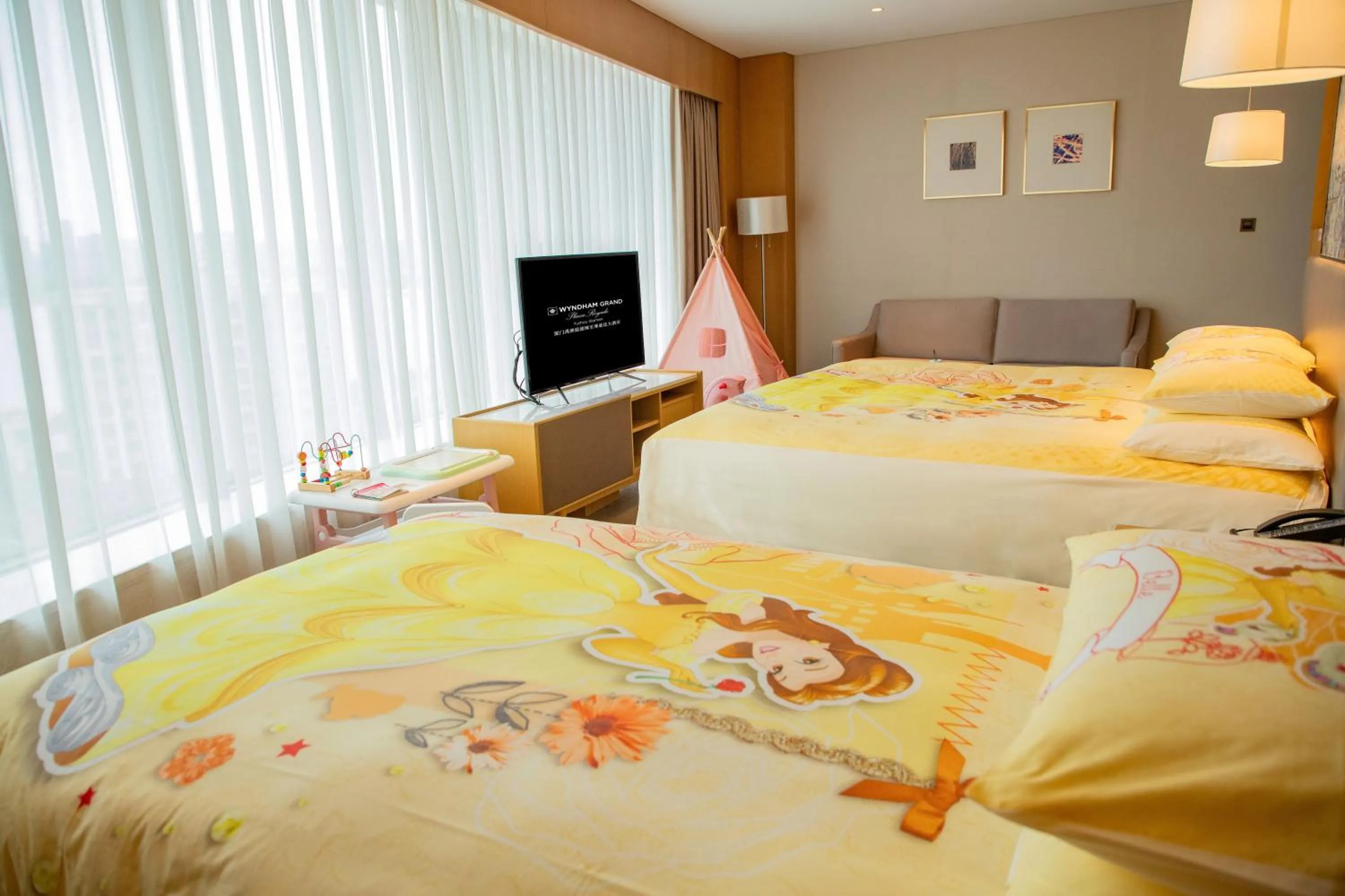 Photo of the whole room, Bed in Wyndham Grand Plaza Royale Yuzhou Xiamen Wuyuan Bay