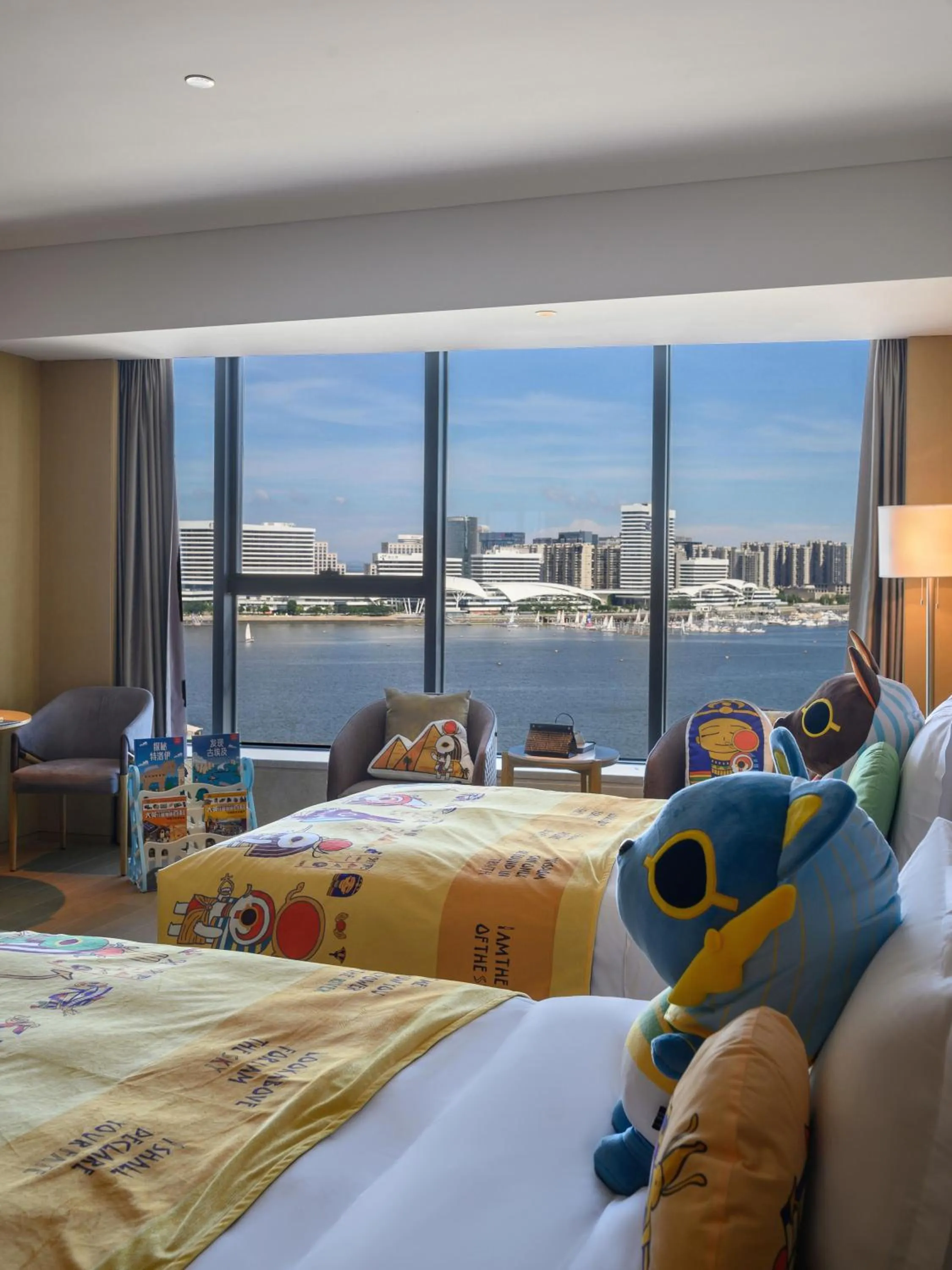 View (from property/room), Bed in Wyndham Grand Plaza Royale Yuzhou Xiamen Wuyuan Bay