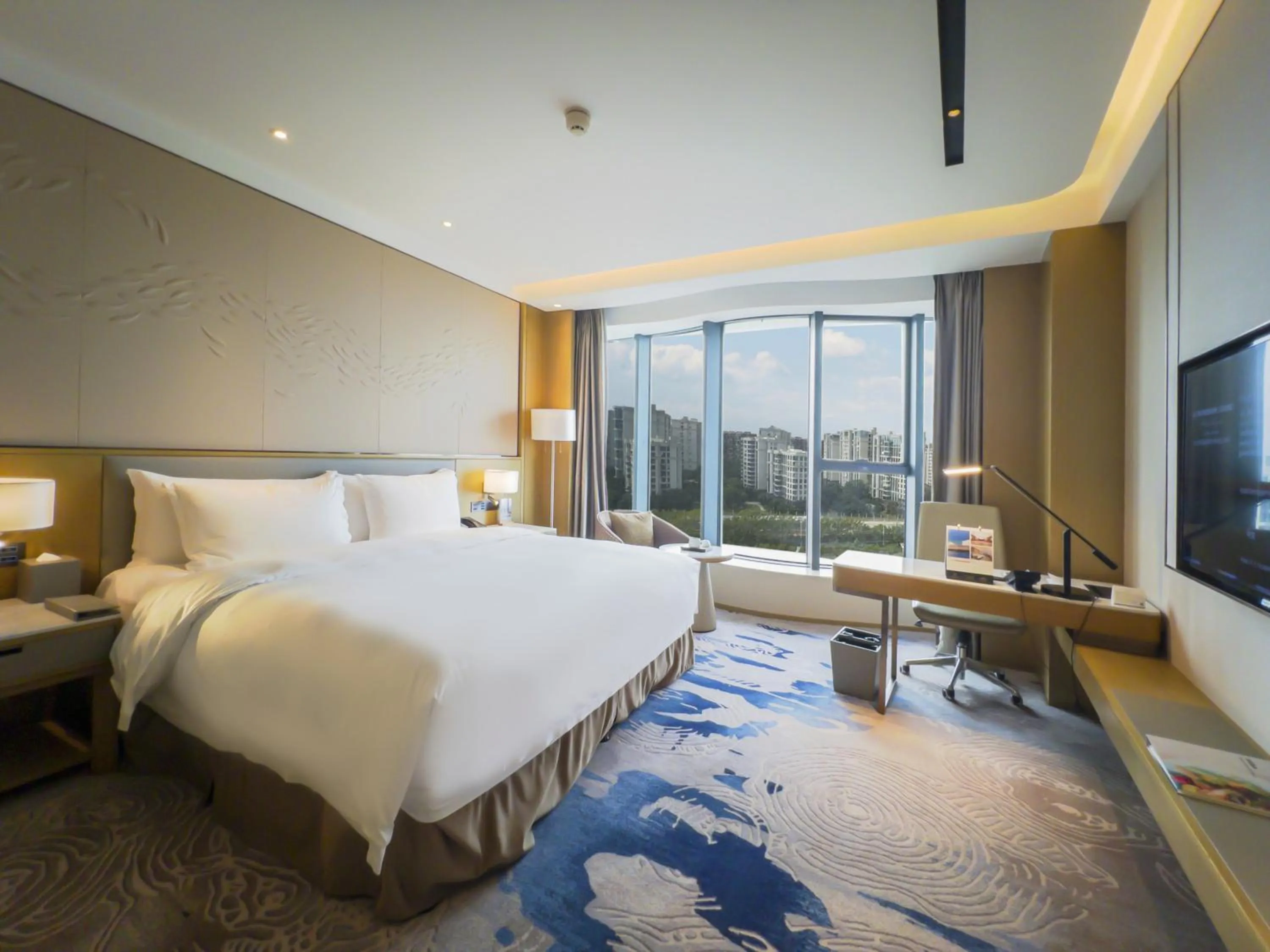 City view, Bed in Wyndham Grand Plaza Royale Yuzhou Xiamen Wuyuan Bay