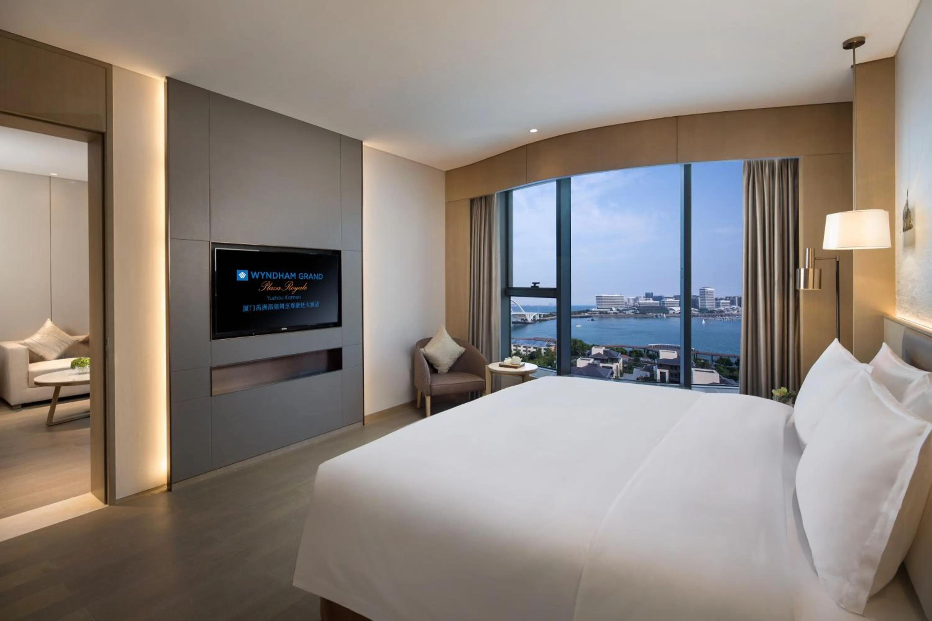 Bed in Wyndham Grand Plaza Royale Yuzhou Xiamen Wuyuan Bay