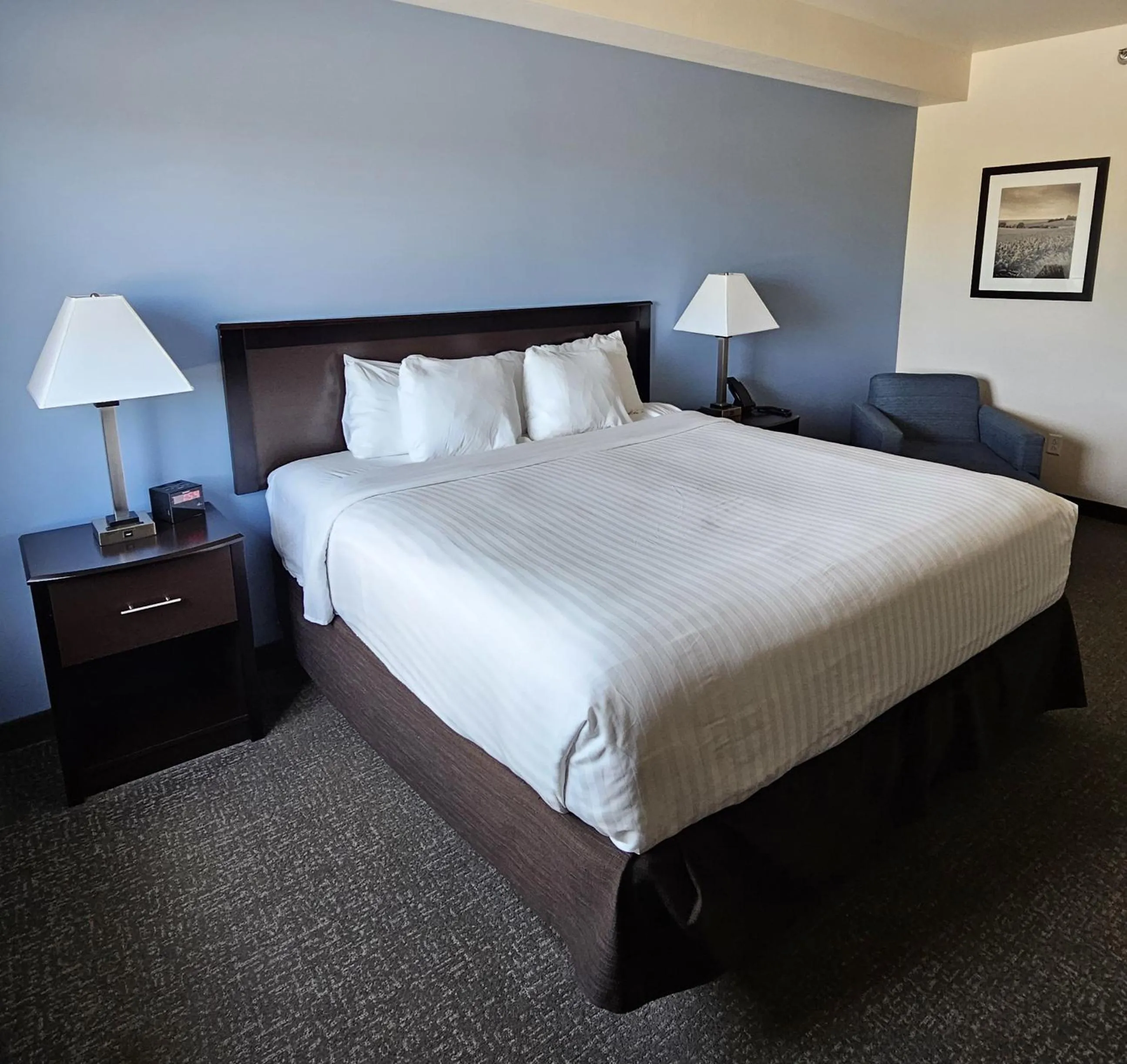 Bed in Cobblestone Inn & Suites – Manchester