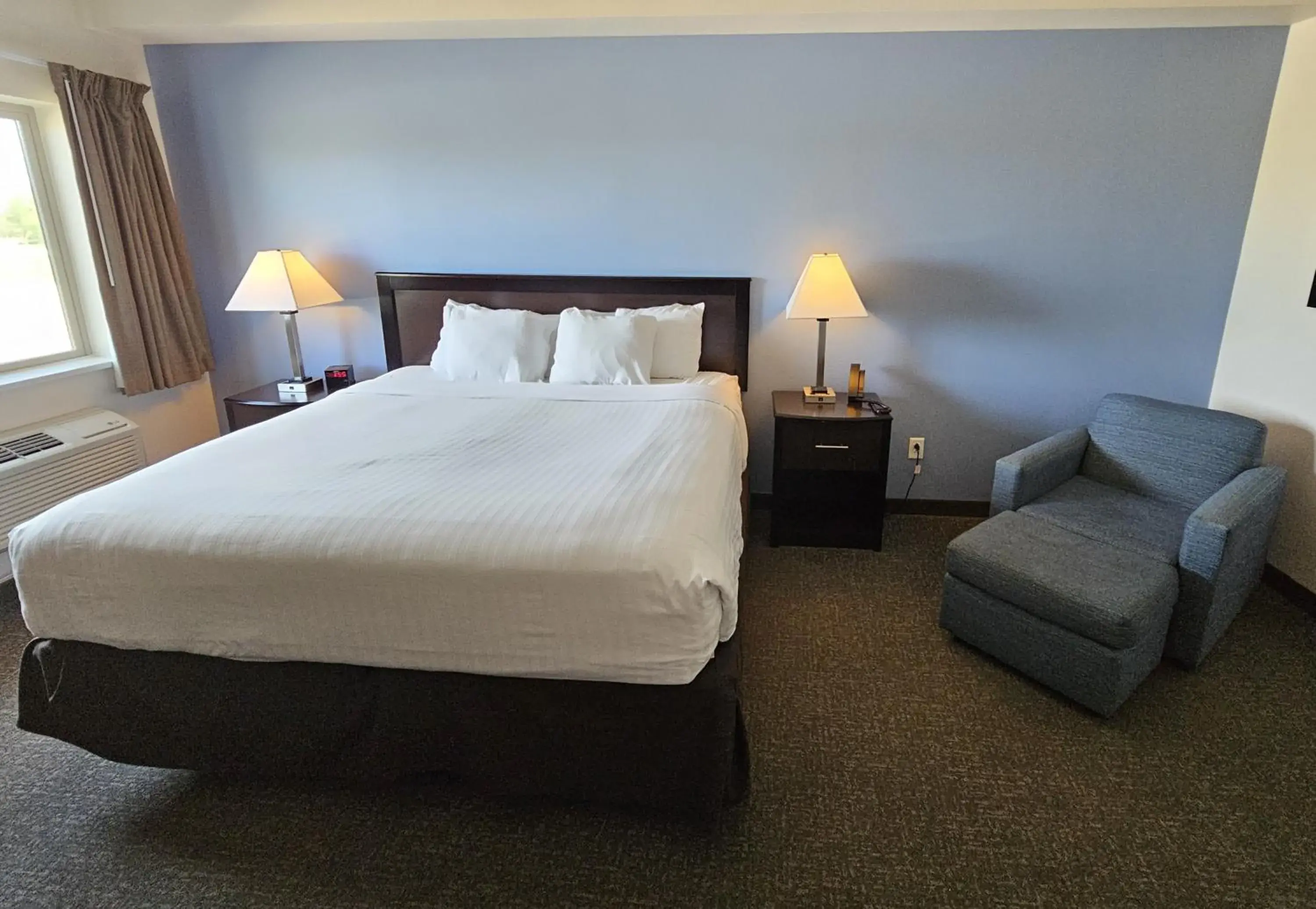 Bed in Cobblestone Inn & Suites – Manchester Bed in Cobblestone Inn & Suites – Manchester