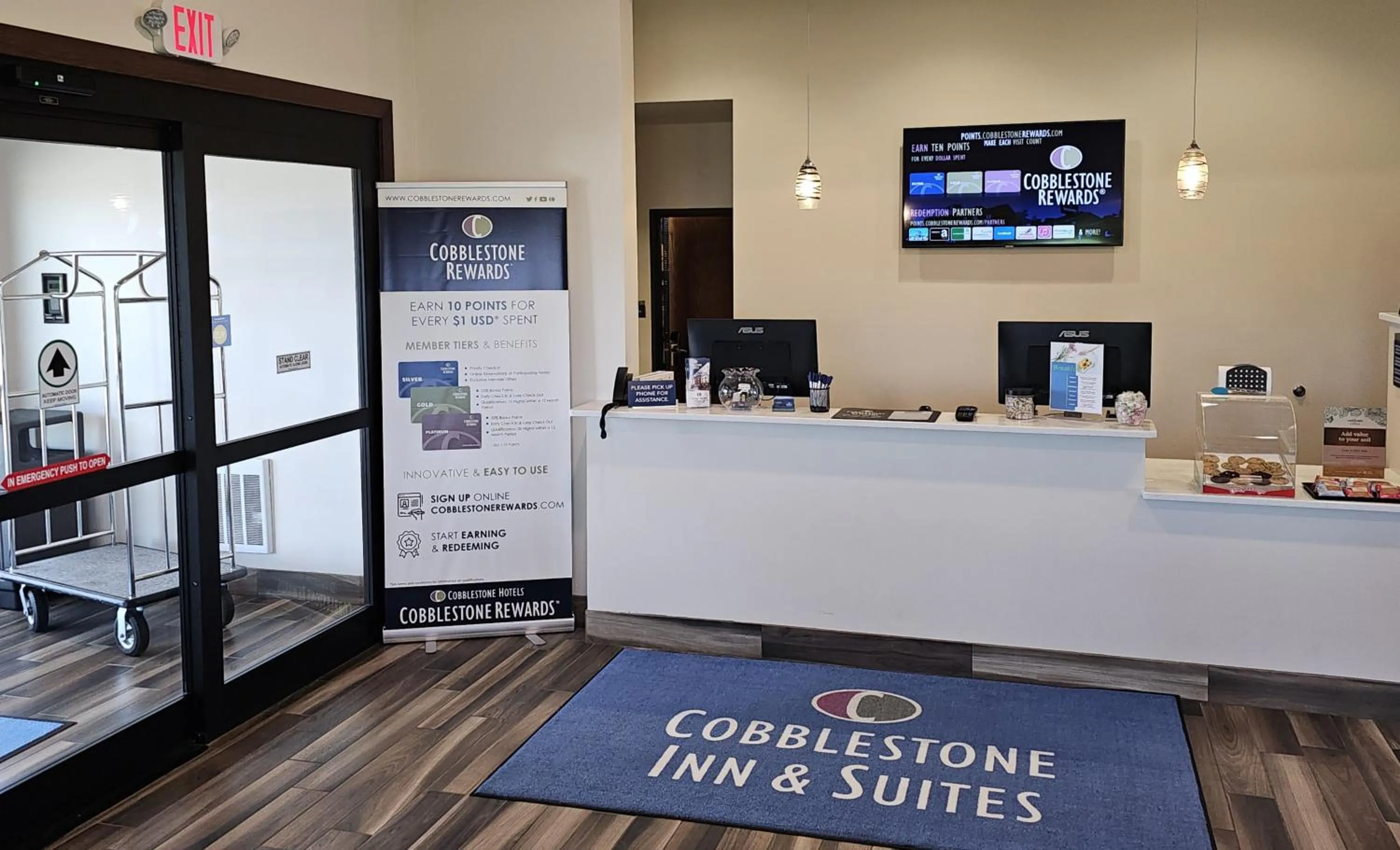 Lobby or reception in Cobblestone Inn & Suites – Manchester