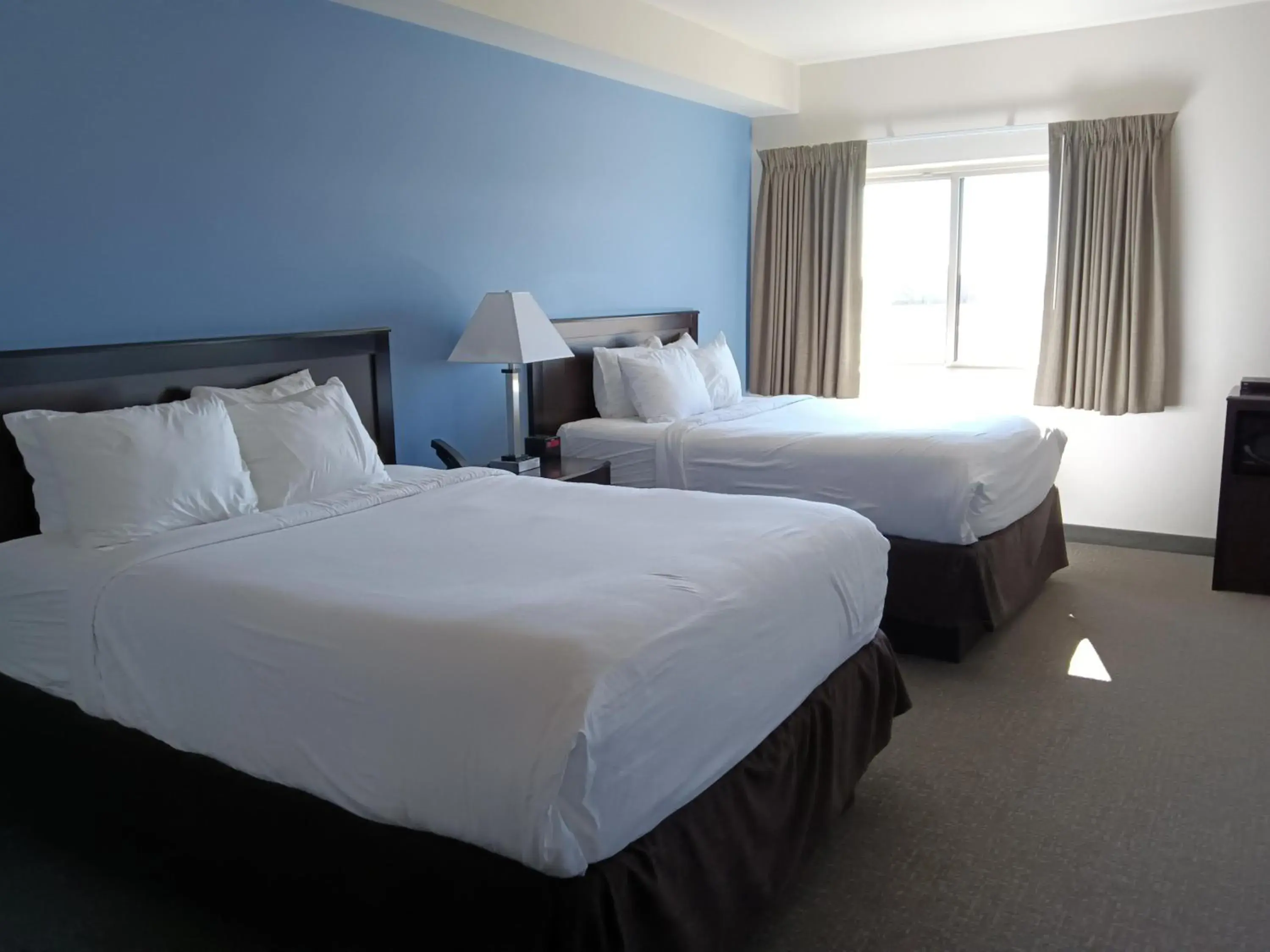 Bed in Cobblestone Inn & Suites – Manchester Bed in Cobblestone Inn & Suites – Manchester