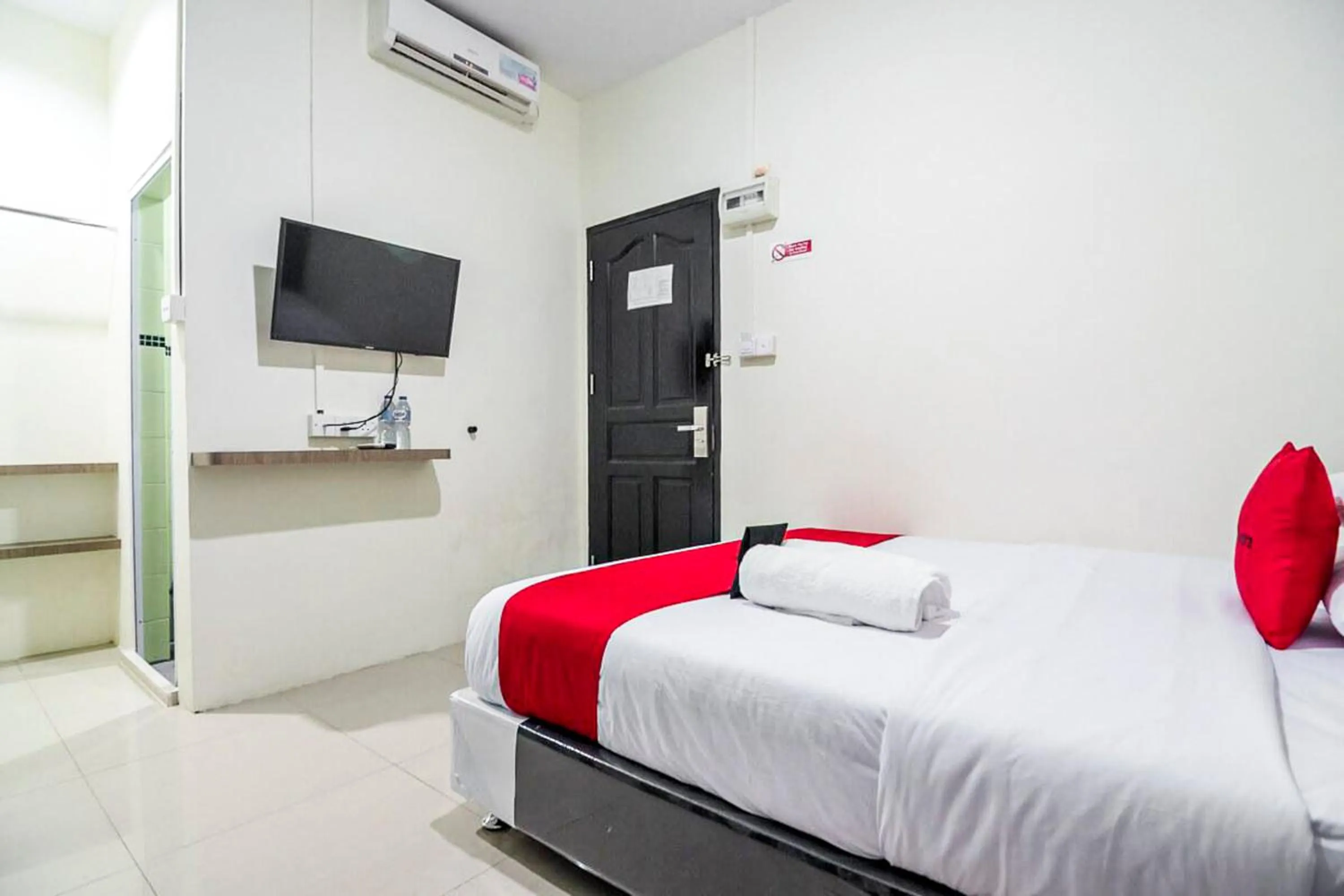 Bedroom, Bed in RedDoorz @ Baloi Batam