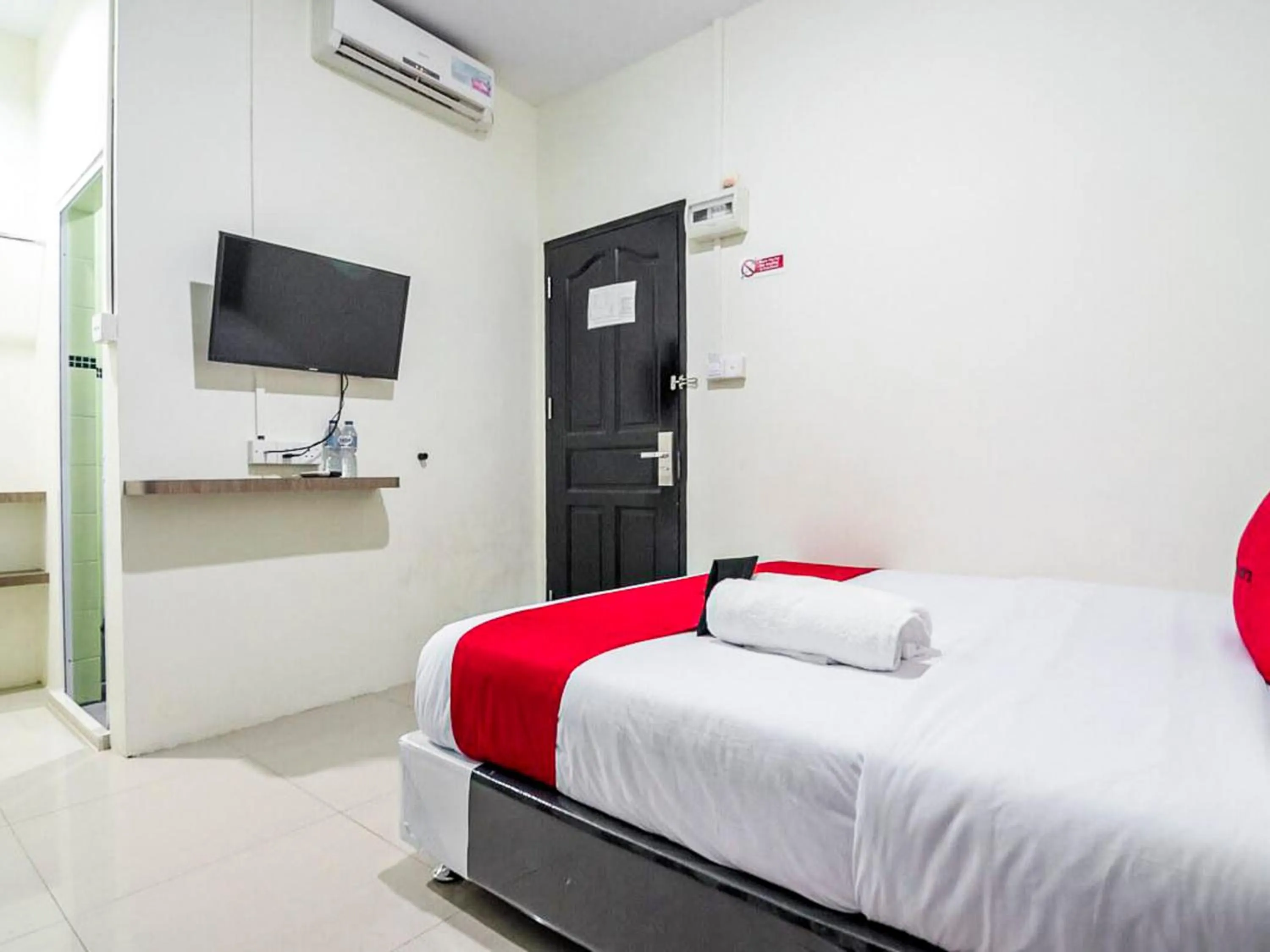 Bedroom, Bed in RedDoorz @ Baloi Batam