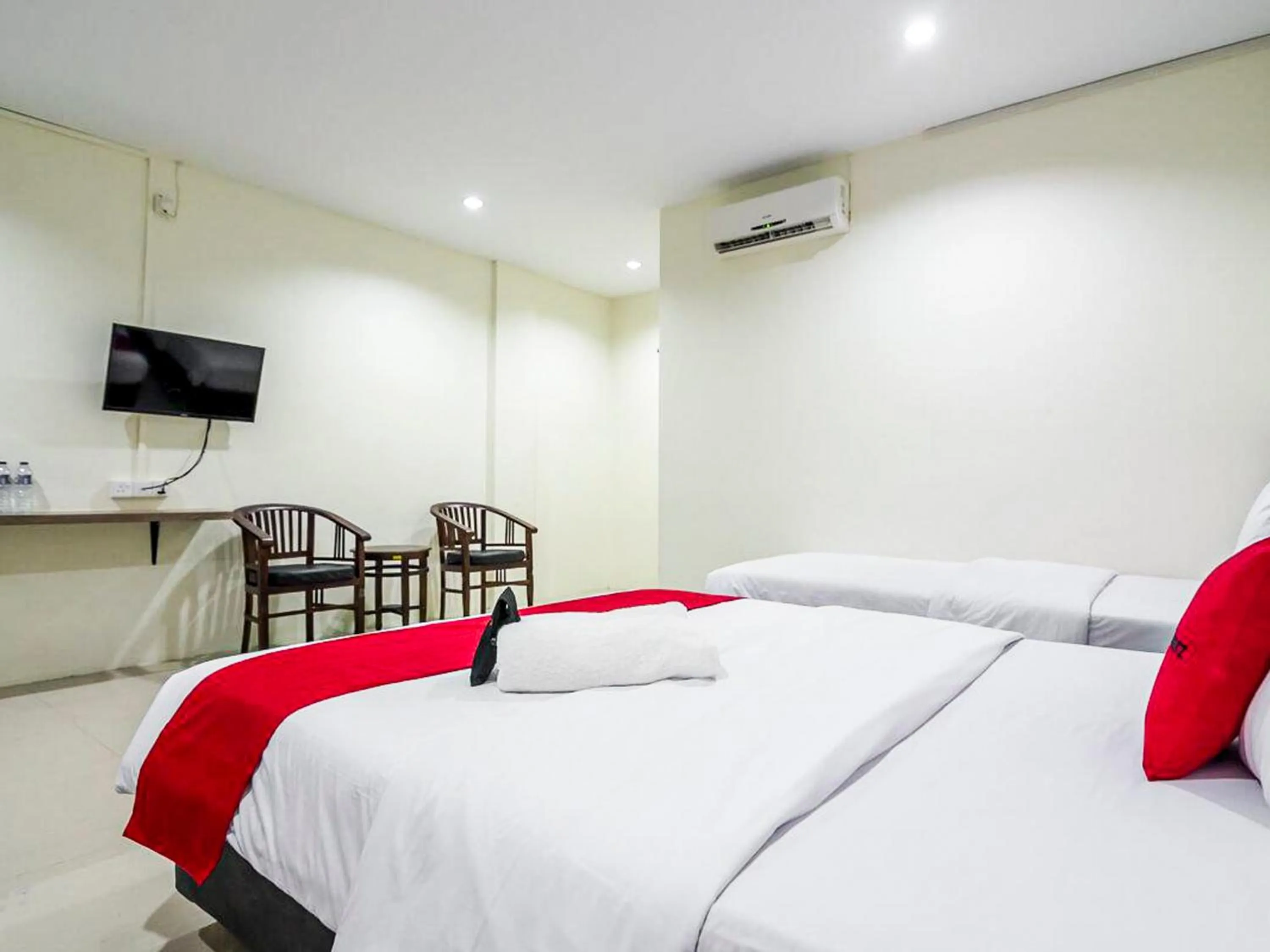 Bedroom, Bed in RedDoorz @ Baloi Batam