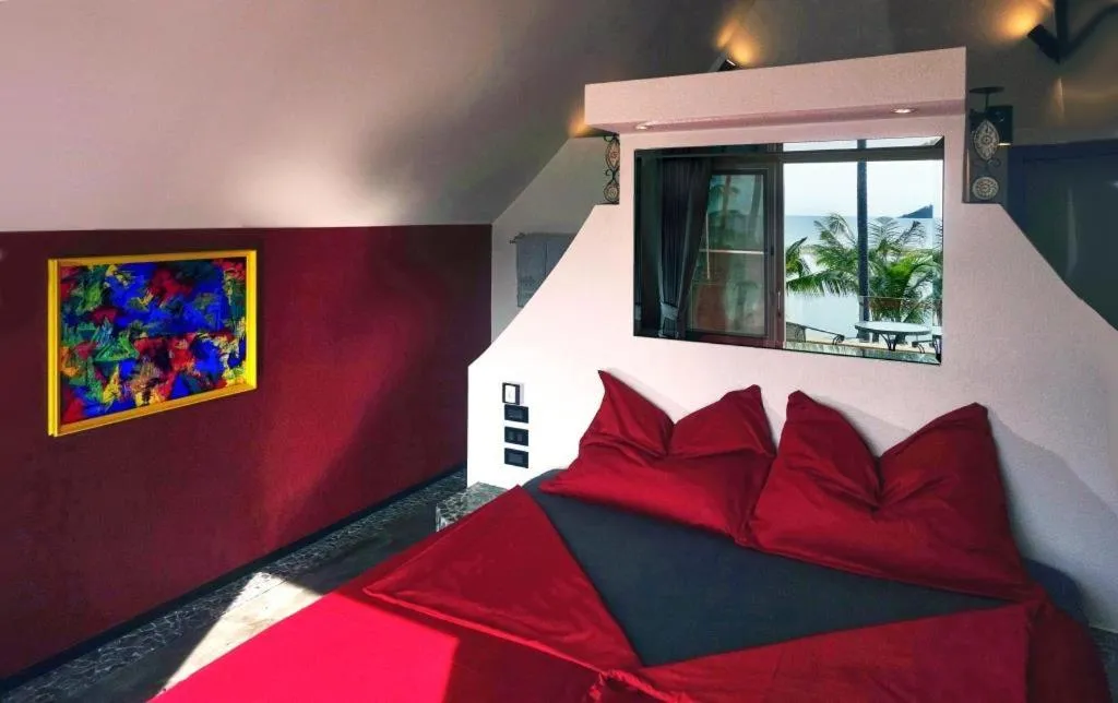 Bed in Laguna Beach House