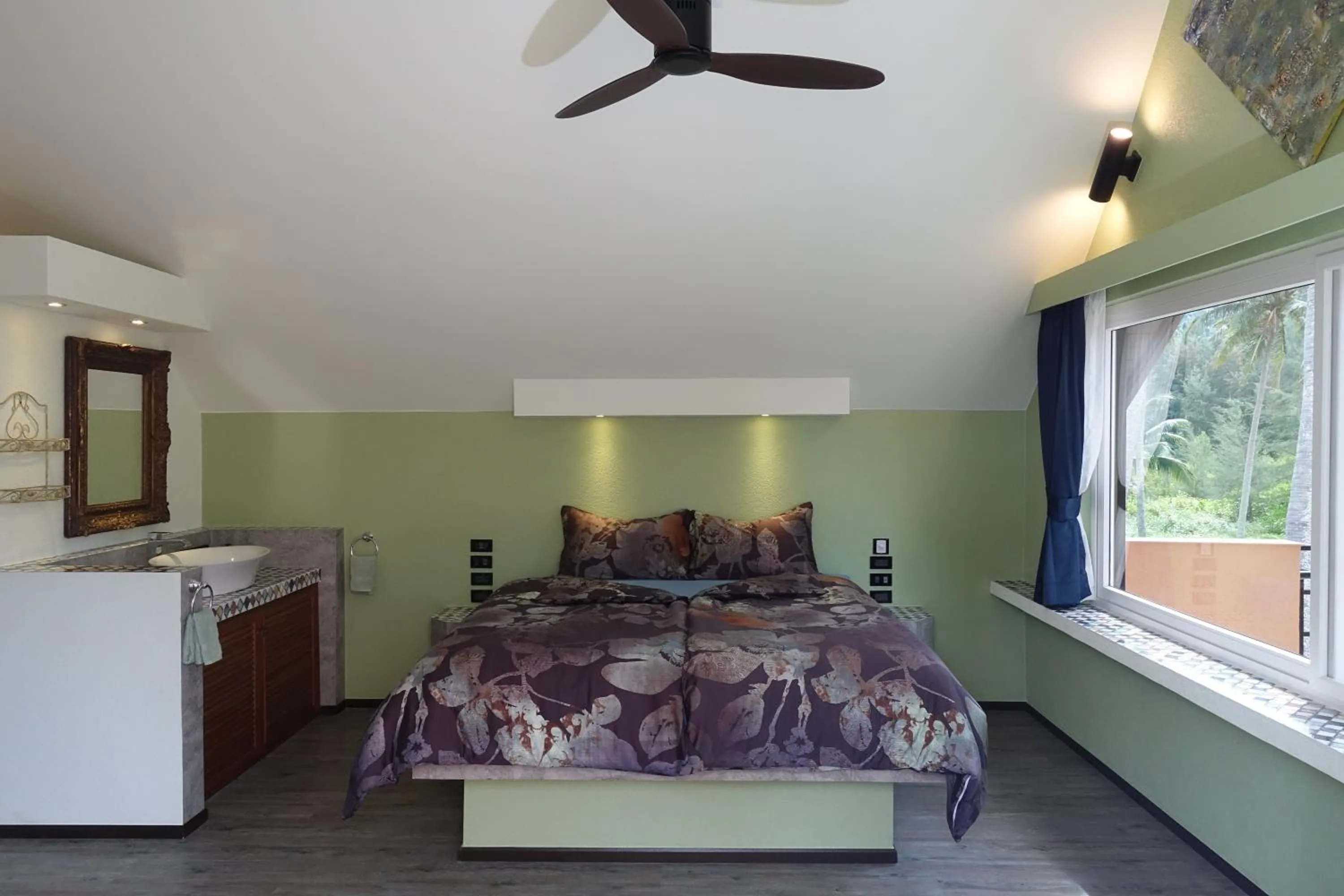 Bed in Laguna Beach House