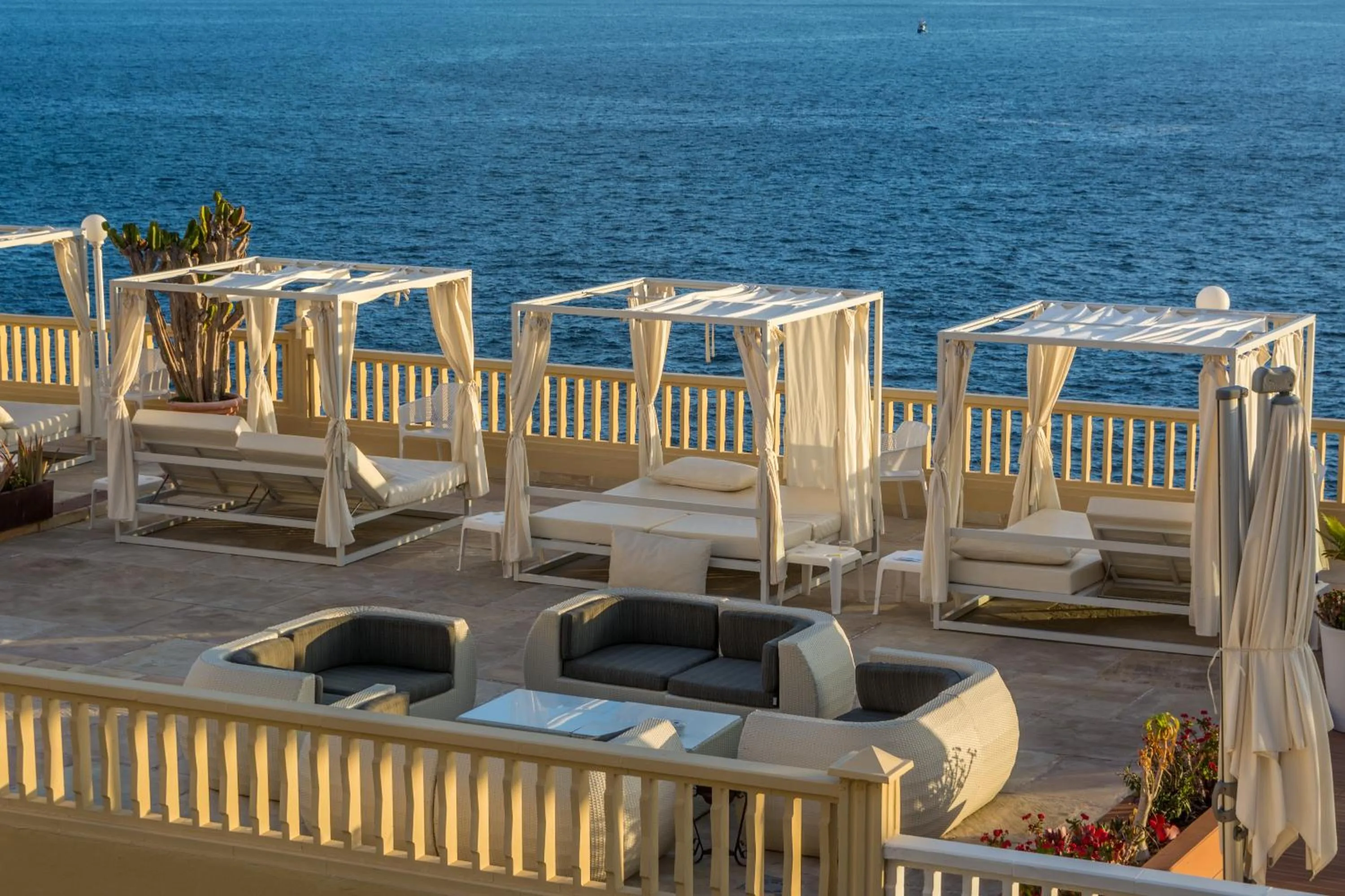 Sea view in Ona Pearly Grey