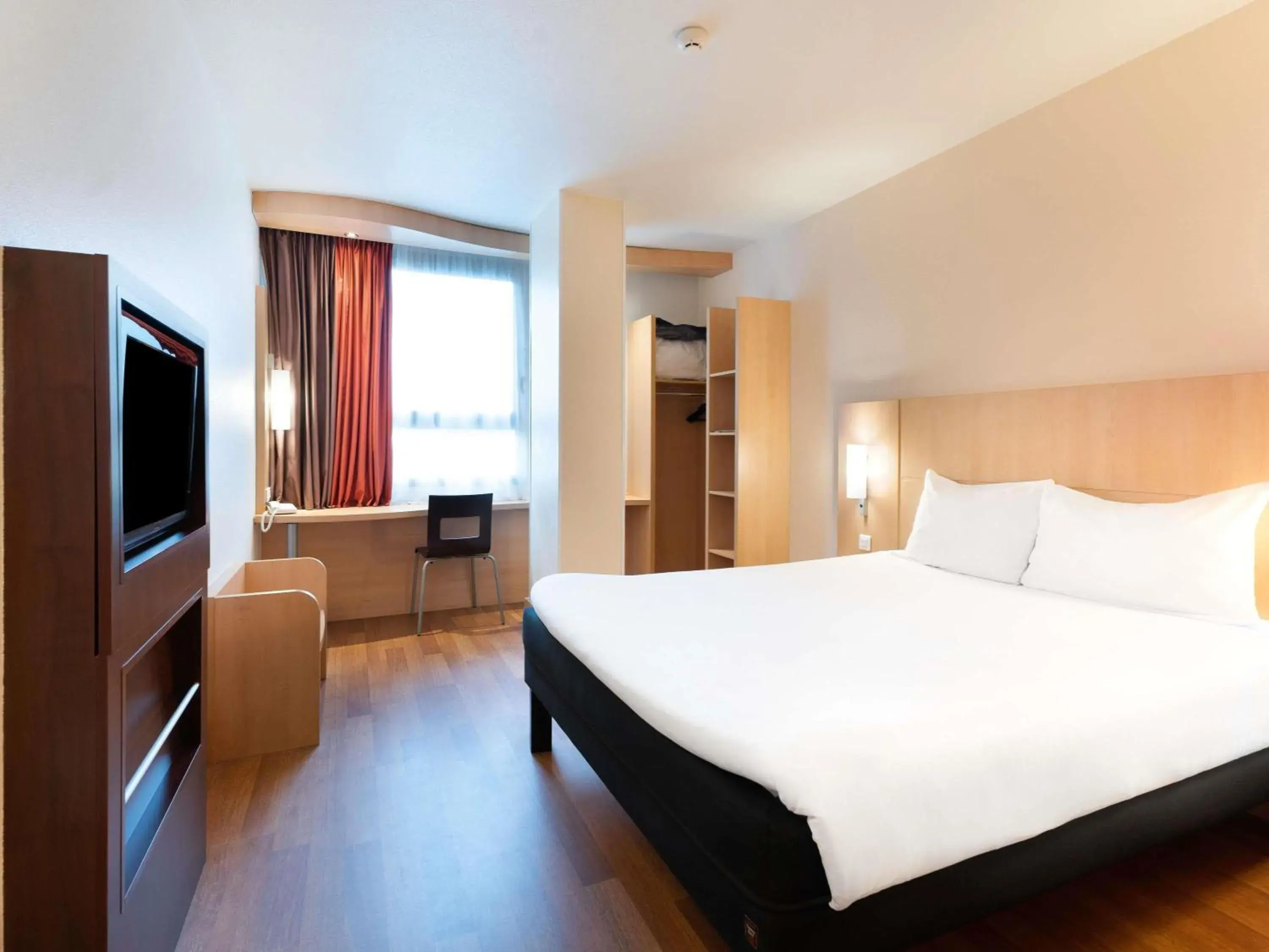 Bedroom, Bed in Ibis Madrid Centro las Ventas Bedroom, Bed in Ibis Madrid Centro las Ventas