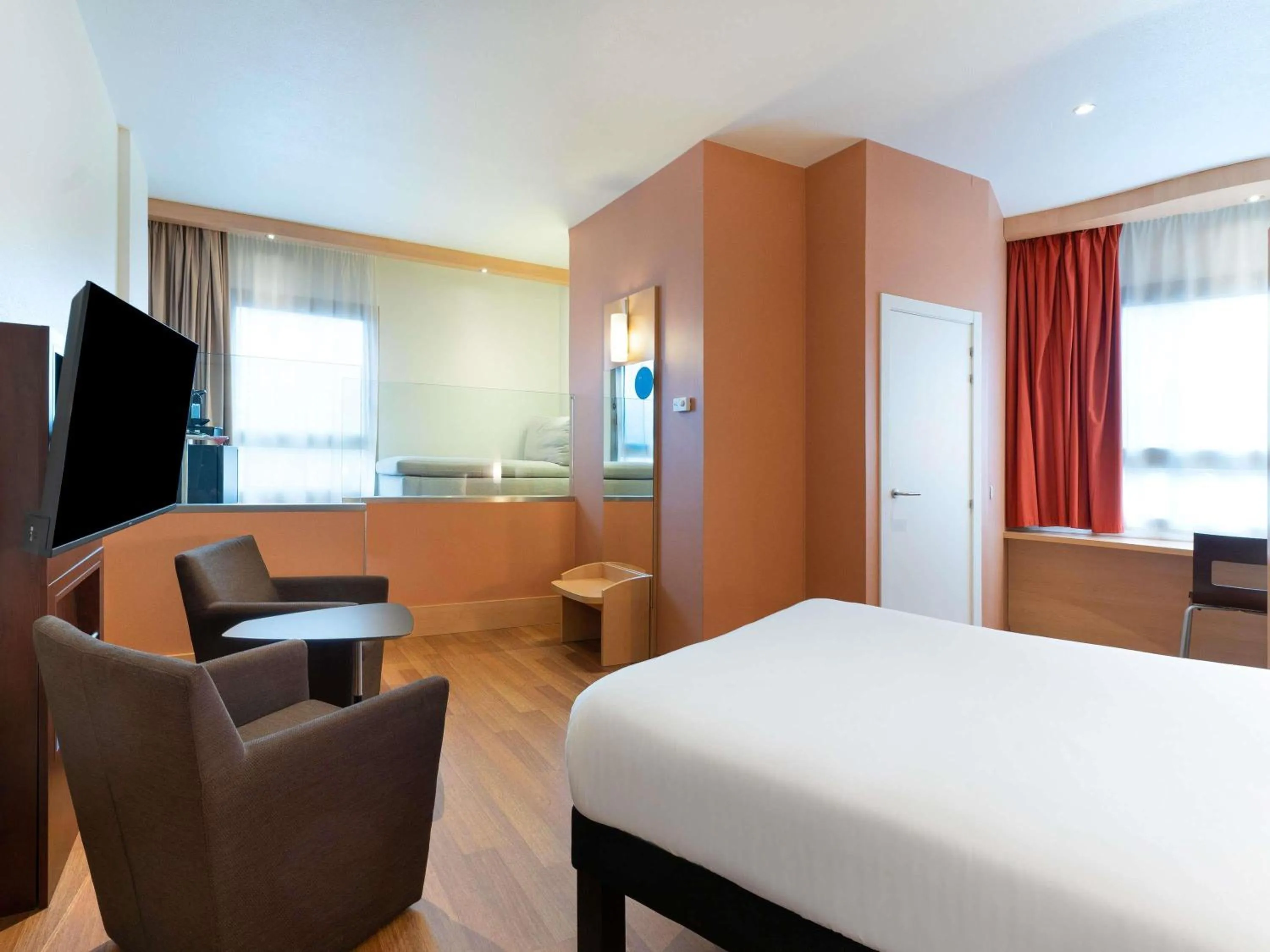 Bedroom, Bed in Ibis Madrid Centro las Ventas