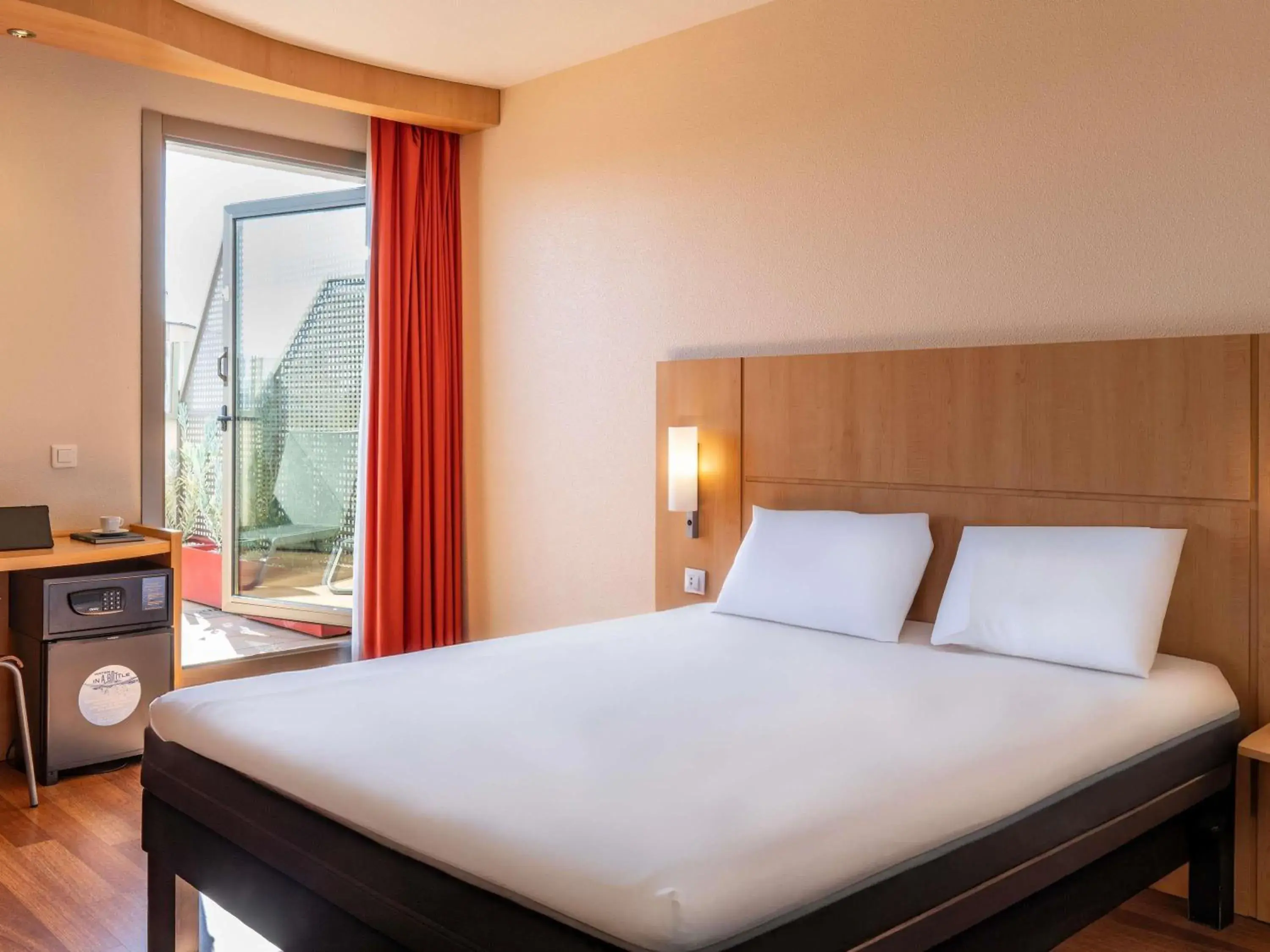 Bedroom, Bed in Ibis Madrid Centro las Ventas Bedroom, Bed in Ibis Madrid Centro las Ventas