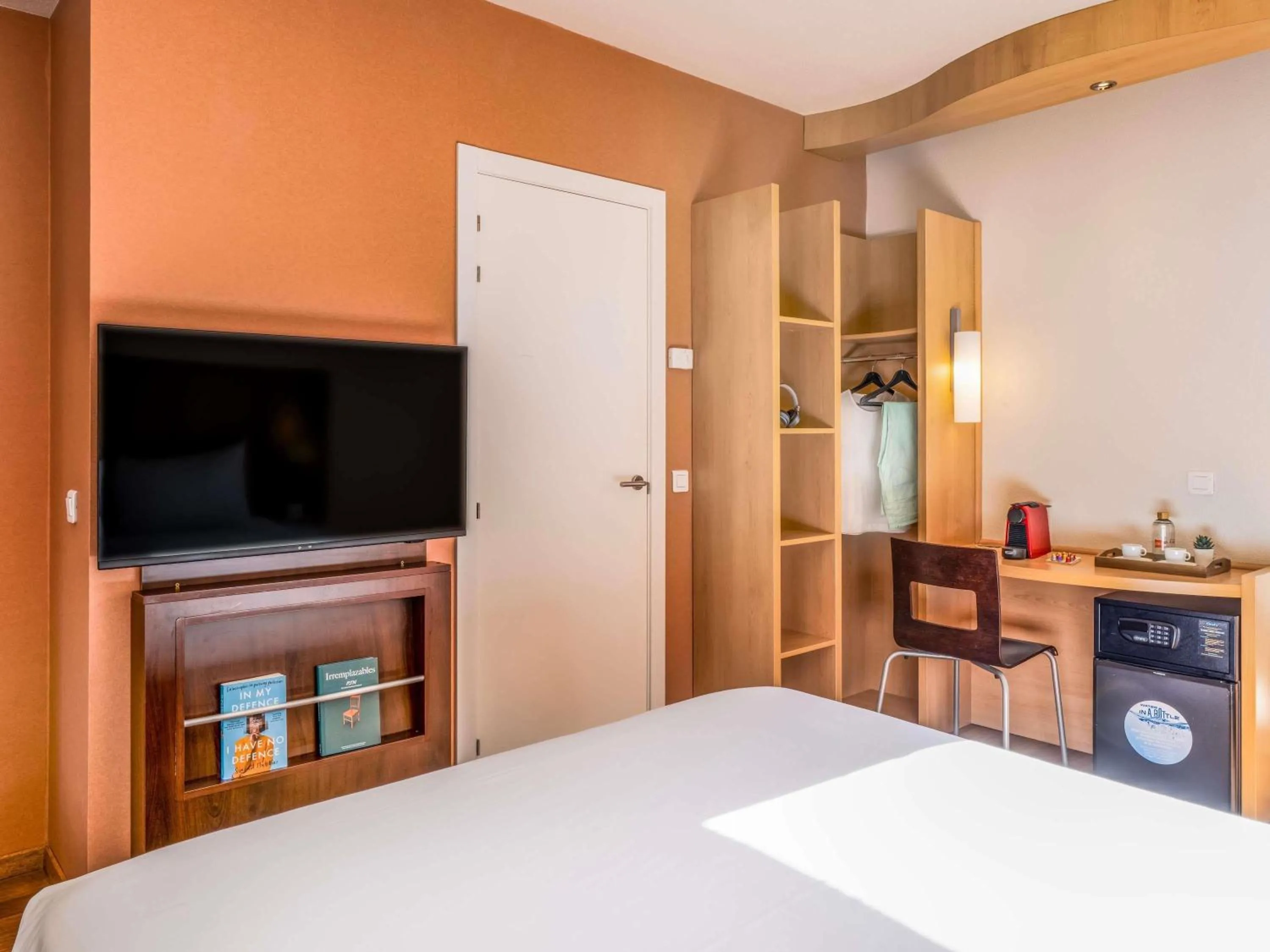 Bedroom, Bed in Ibis Madrid Centro las Ventas