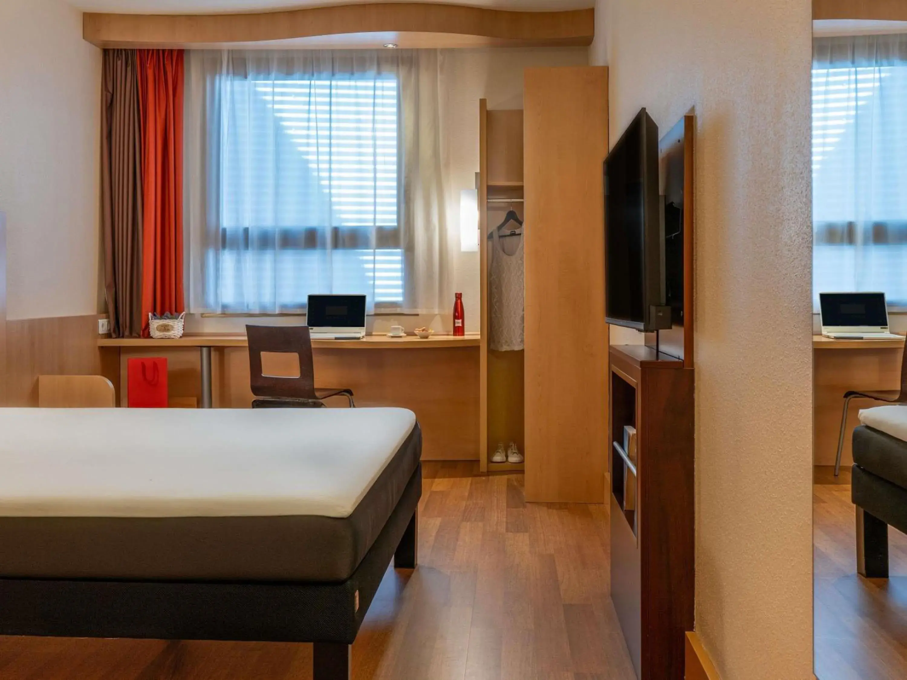 Bedroom, Bed in Ibis Madrid Centro las Ventas Bedroom, Bed in Ibis Madrid Centro las Ventas