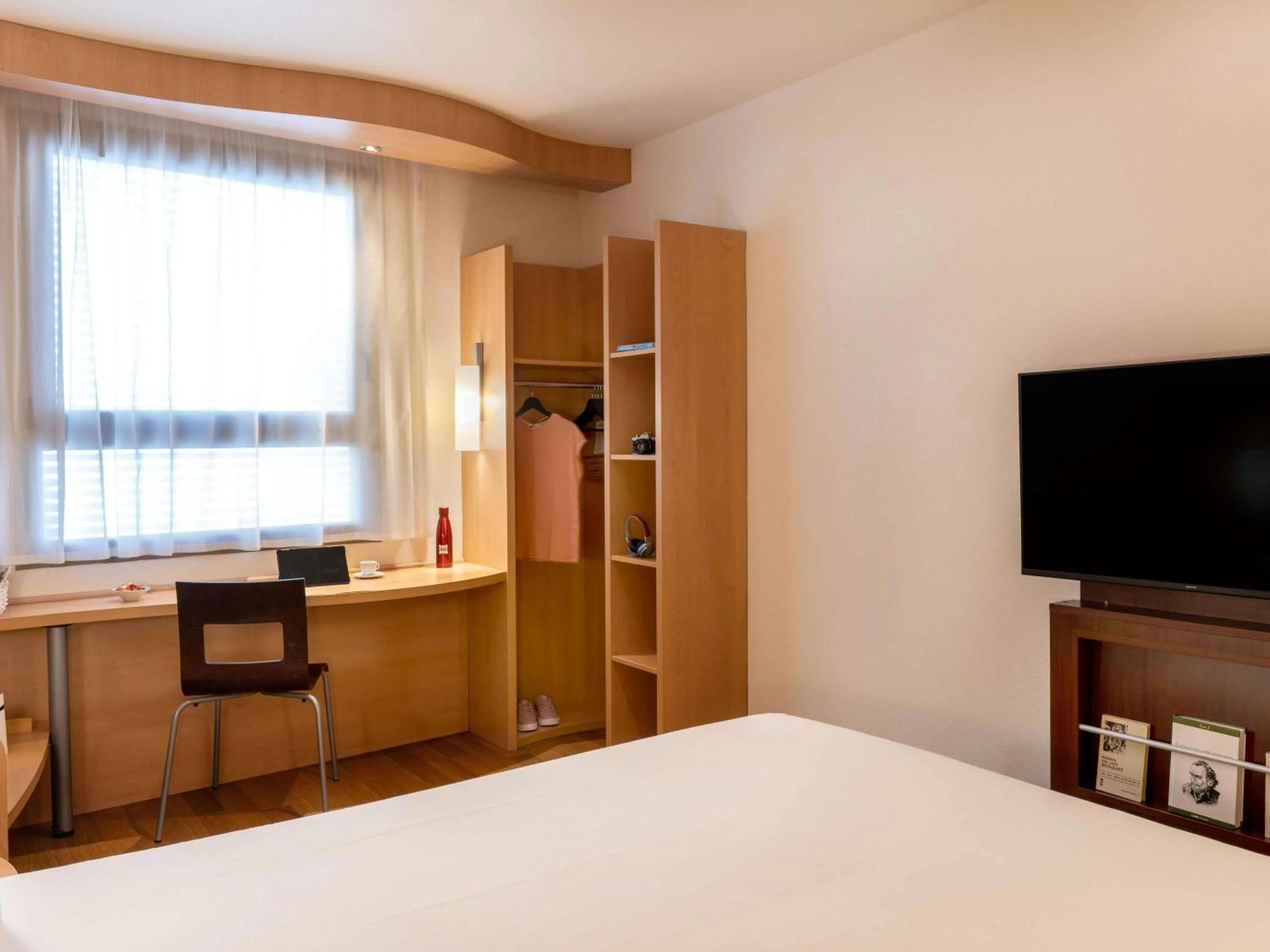 Bedroom, Bed in Ibis Madrid Centro las Ventas