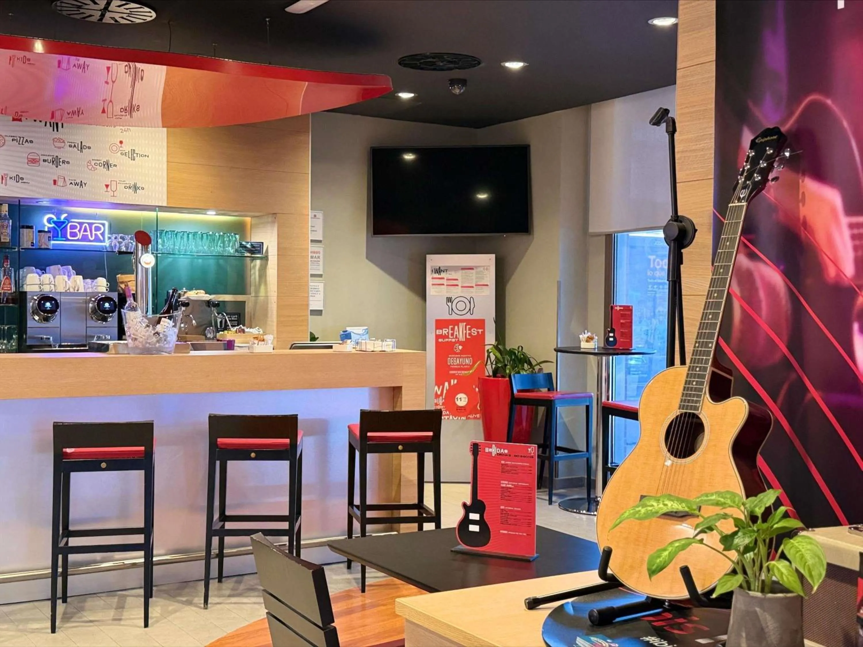 Lounge or bar in Ibis Madrid Centro las Ventas