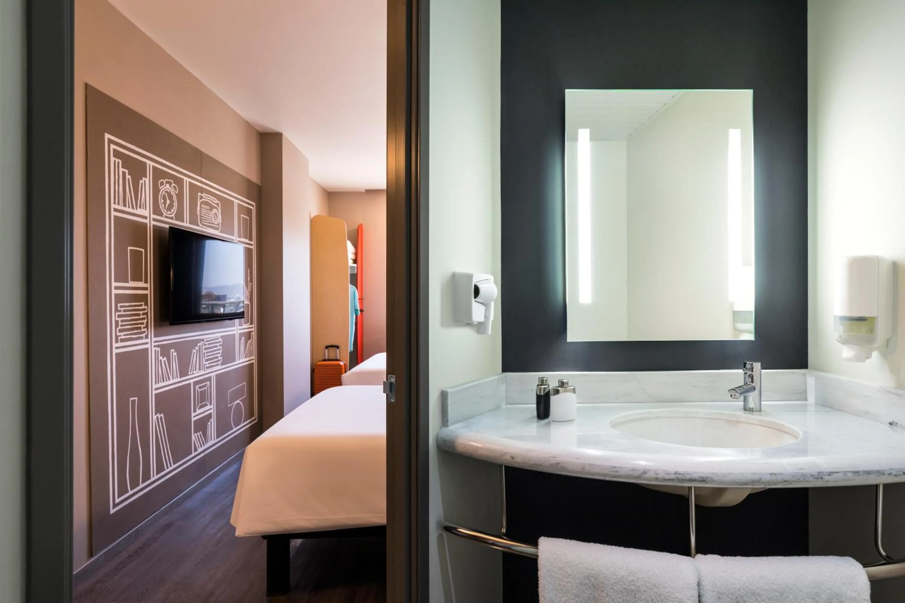 Bathroom, Bed in Ibis Torreon