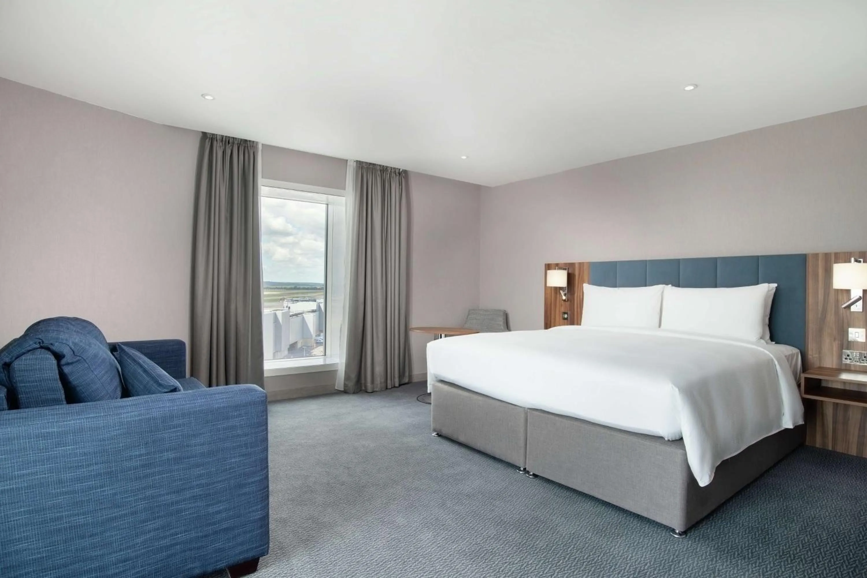 Living room, Bed in Hilton Garden Inn London Heathrow Terminal 2 and 3