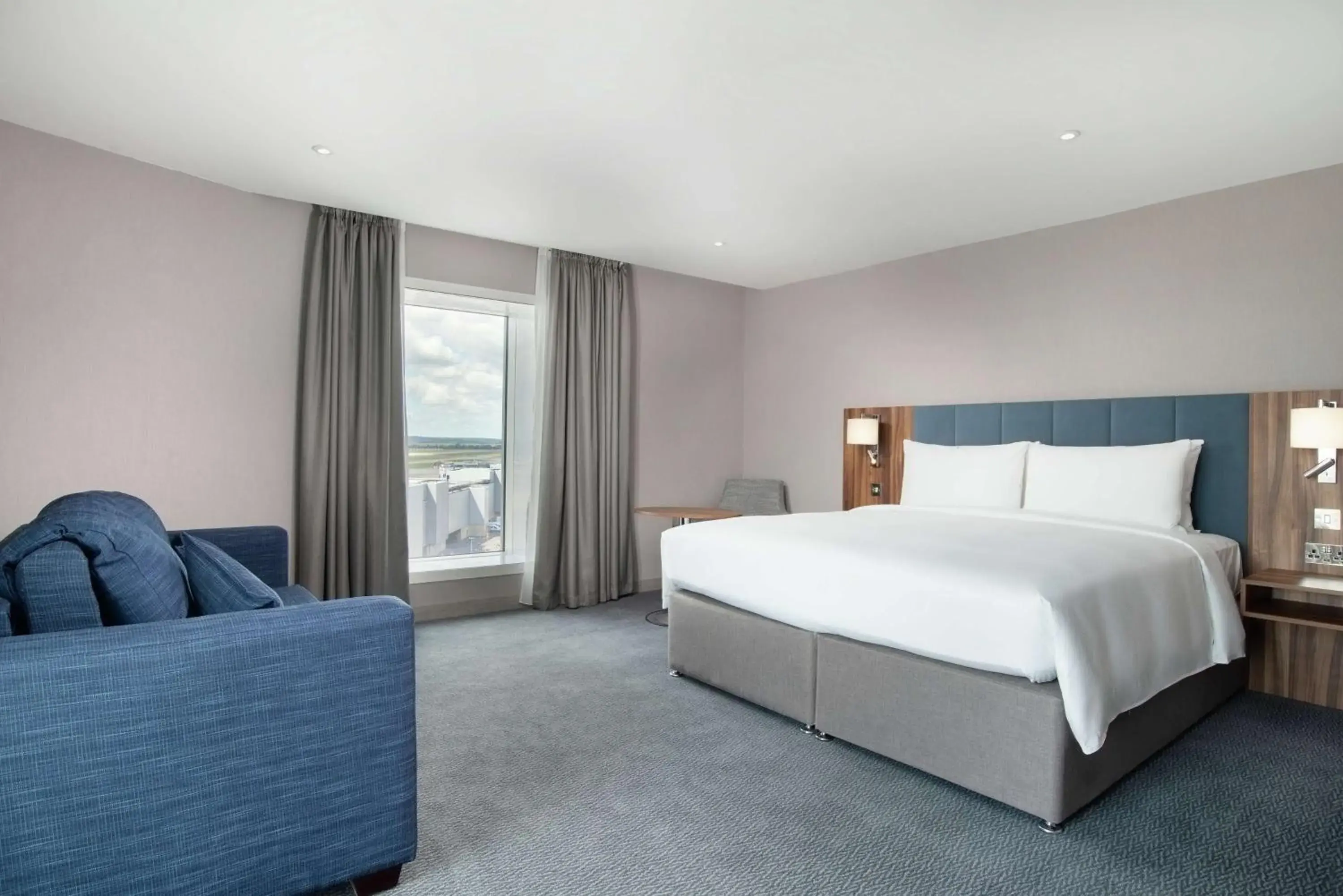 Family Guest Room with View in Hilton Garden Inn London Heathrow Terminal 2 and 3 Family Guest Room with View in Hilton Garden Inn London Heathrow Terminal 2 and 3