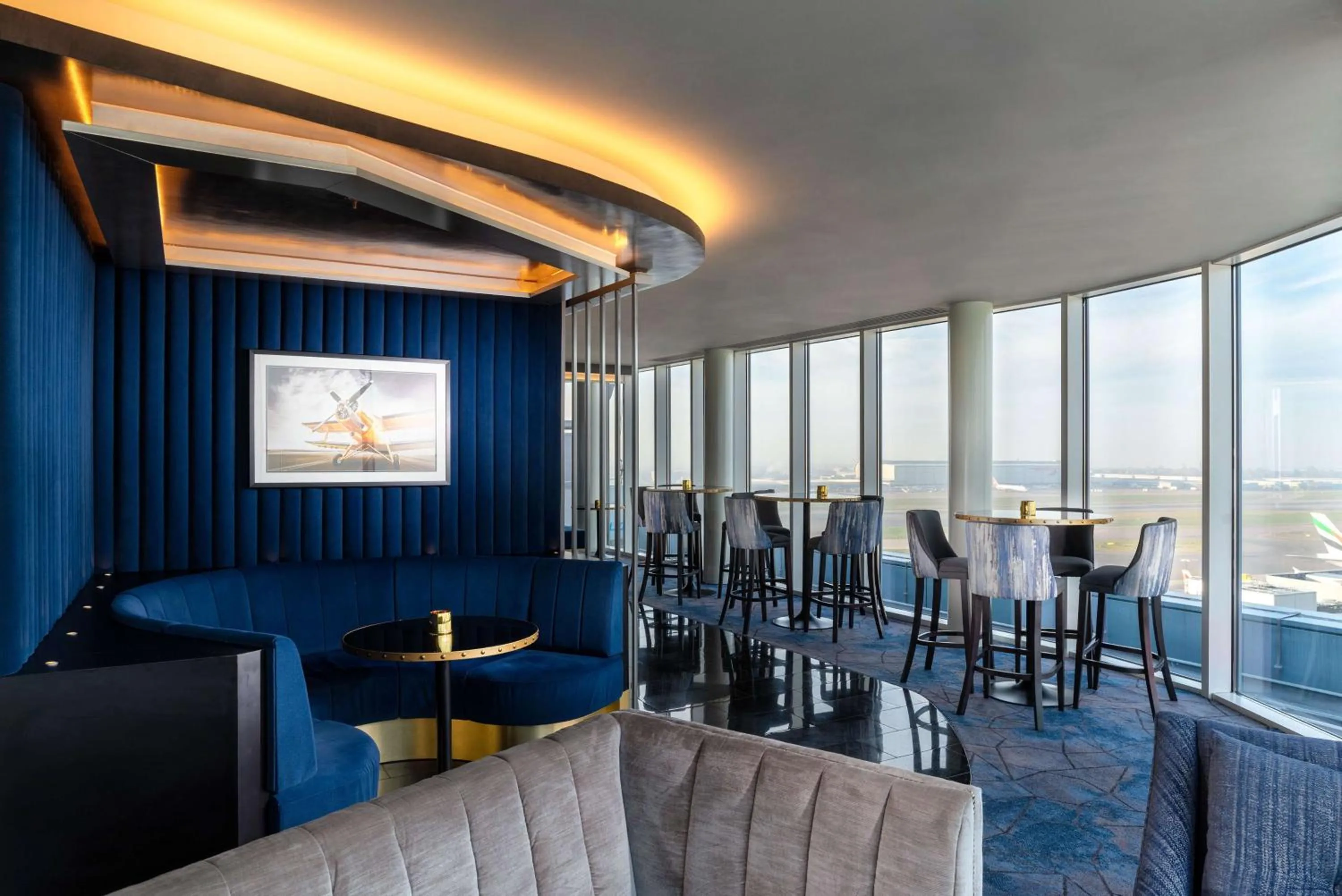 Lounge or bar in Hilton Garden Inn London Heathrow Terminal 2 and 3