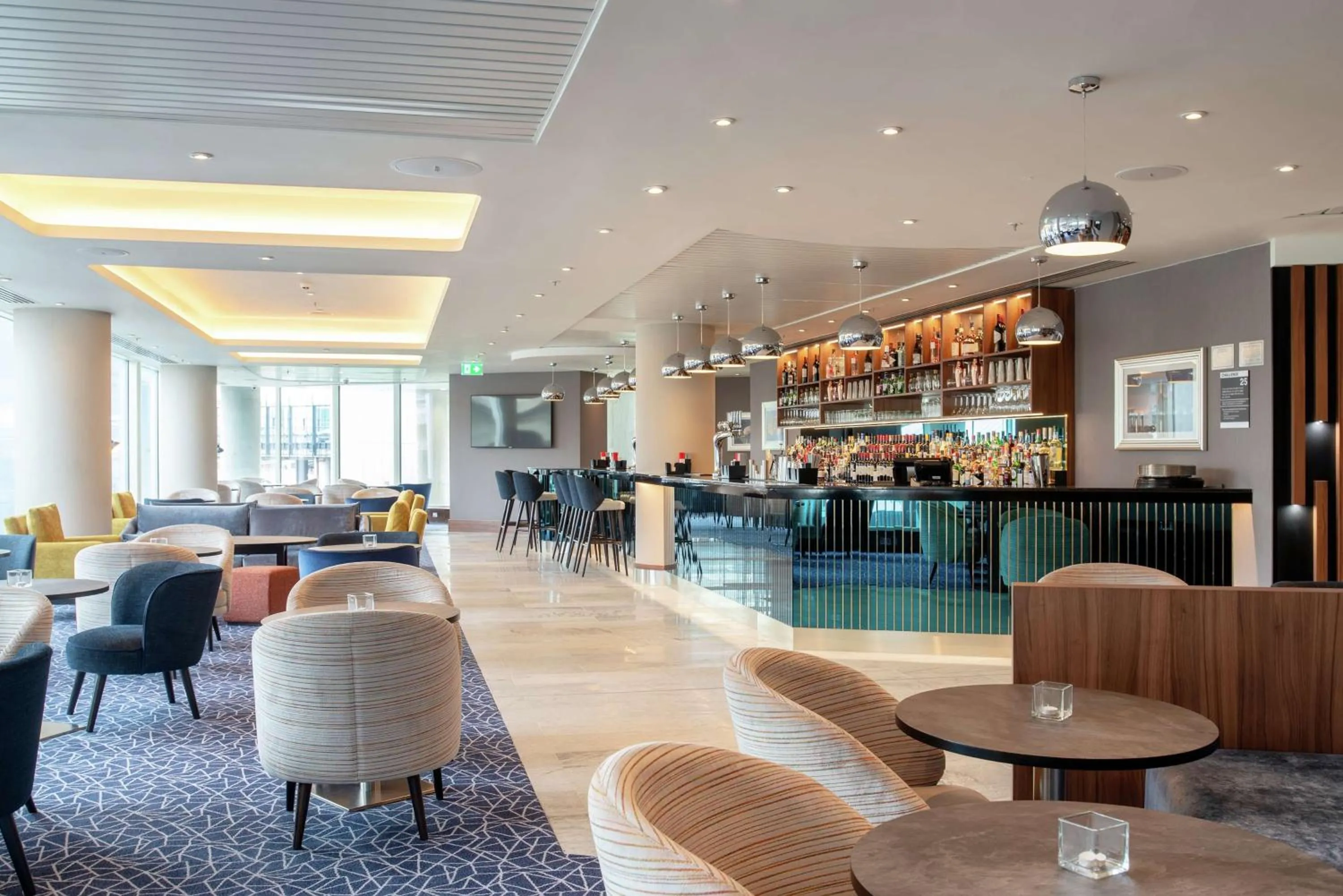 Lounge or bar in Hilton Garden Inn London Heathrow Terminal 2 and 3